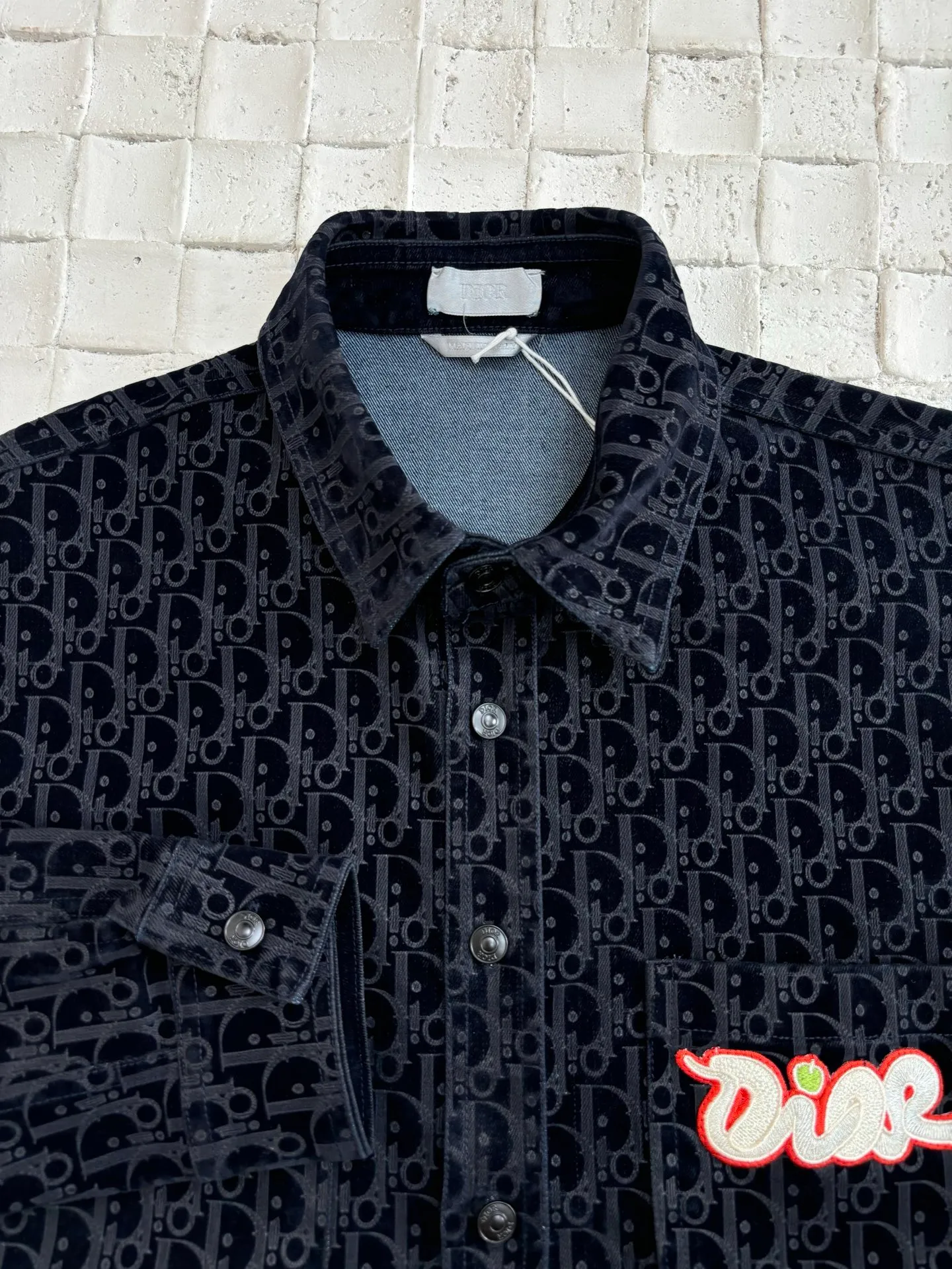 🅿️720 Dio*/Dior 25 New Year of the Snake limited edition embroidered dark pattern shirt jacket YB bought a version. This one is from the DIOR AND KAWS limited series. It is carefully made of cotton blended denim fabric. It is decorated with the classic Oblique print all over the body and is paired with a green DIOR AND KAWS embroidered patch, which reinterprets the Dior logo in the shape of a colorful snake. It comes with two chest patch pockets, which can be matched with or to create a casual and fashionable look. The flocking fabric is made of 100% viscose fiber. The flocking process adopts the country’s exclusive and most advanced imported fully automatic flocking machine. The imported velvet material is modulated to the board pattern, and the velvet is densely increased and high, giving the unique softness of imported velvet.  Size：S/M/L/XL