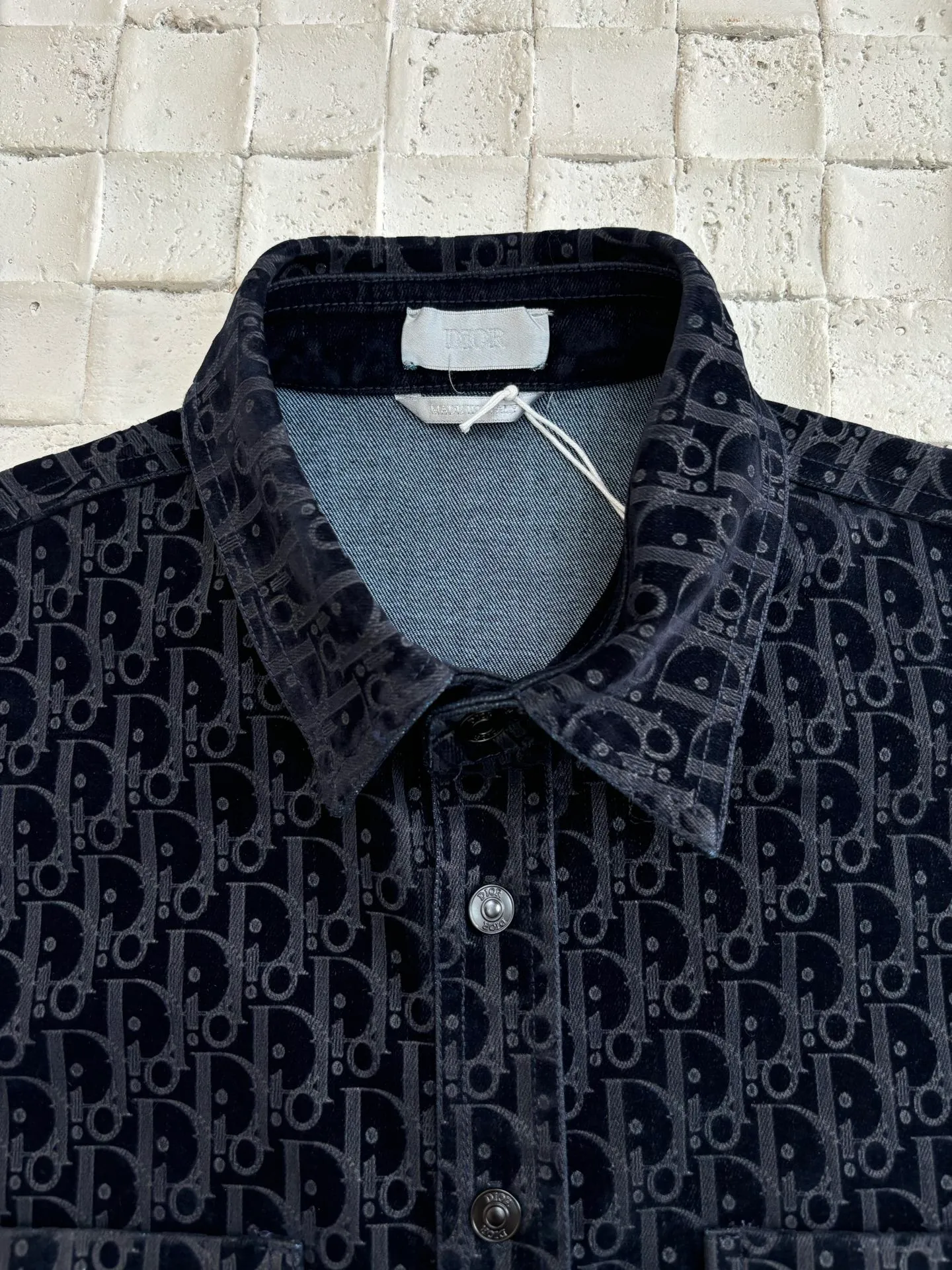 🅿️720 Dio*/Dior 25 New Year of the Snake limited edition embroidered dark pattern shirt jacket YB bought a version. This one is from the DIOR AND KAWS limited series. It is carefully made of cotton blended denim fabric. It is decorated with the classic Oblique print all over the body and is paired with a green DIOR AND KAWS embroidered patch, which reinterprets the Dior logo in the shape of a colorful snake. It comes with two chest patch pockets, which can be matched with or to create a casual and fashionable look. The flocking fabric is made of 100% viscose fiber. The flocking process adopts the country’s exclusive and most advanced imported fully automatic flocking machine. The imported velvet material is modulated to the board pattern, and the velvet is densely increased and high, giving the unique softness of imported velvet.  Size：S/M/L/XL