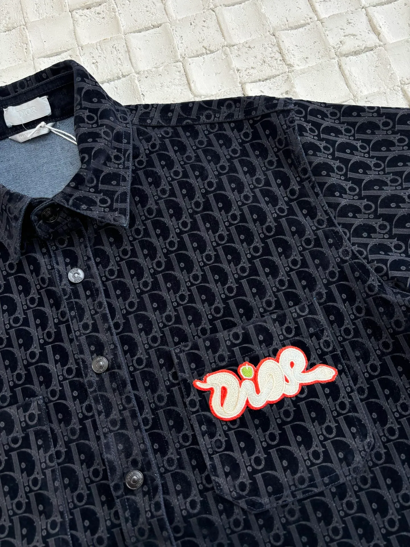 🅿️720 Dio*/Dior 25 New Year of the Snake limited edition embroidered dark pattern shirt jacket YB bought a version. This one is from the DIOR AND KAWS limited series. It is carefully made of cotton blended denim fabric. It is decorated with the classic Oblique print all over the body and is paired with a green DIOR AND KAWS embroidered patch, which reinterprets the Dior logo in the shape of a colorful snake. It comes with two chest patch pockets, which can be matched with or to create a casual and fashionable look. The flocking fabric is made of 100% viscose fiber. The flocking process adopts the country’s exclusive and most advanced imported fully automatic flocking machine. The imported velvet material is modulated to the board pattern, and the velvet is densely increased and high, giving the unique softness of imported velvet.  Size：S/M/L/XL