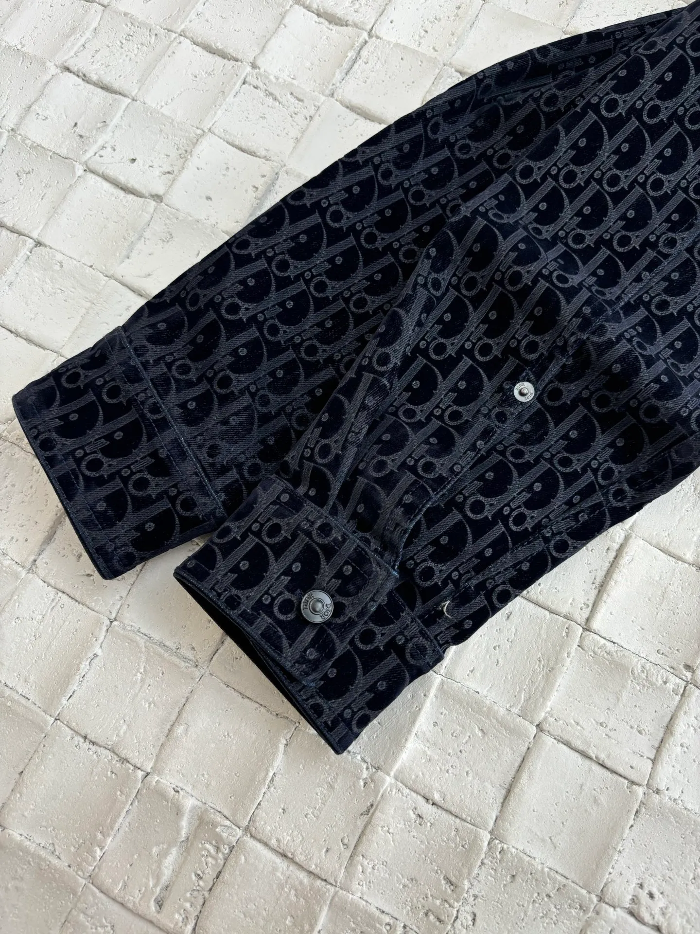 🅿️720 Dio*/Dior 25 New Year of the Snake limited edition embroidered dark pattern shirt jacket YB bought a version. This one is from the DIOR AND KAWS limited series. It is carefully made of cotton blended denim fabric. It is decorated with the classic Oblique print all over the body and is paired with a green DIOR AND KAWS embroidered patch, which reinterprets the Dior logo in the shape of a colorful snake. It comes with two chest patch pockets, which can be matched with or to create a casual and fashionable look. The flocking fabric is made of 100% viscose fiber. The flocking process adopts the country’s exclusive and most advanced imported fully automatic flocking machine. The imported velvet material is modulated to the board pattern, and the velvet is densely increased and high, giving the unique softness of imported velvet.  Size：S/M/L/XL