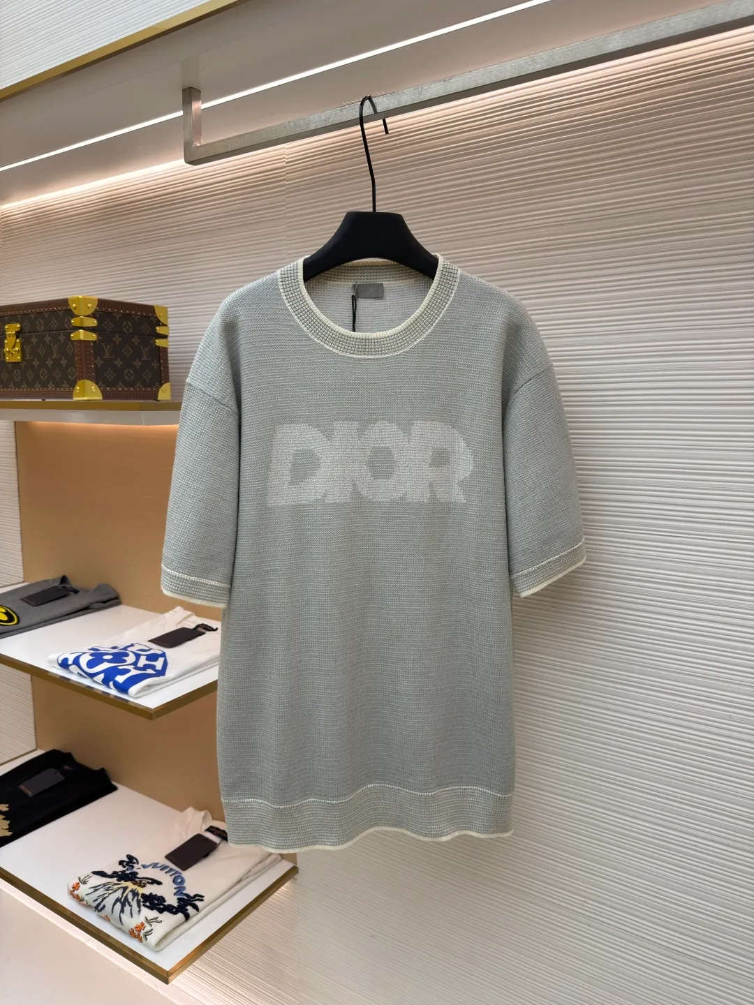 Dior waffle pattern letter short sleeves ●Original version: 12,000 purchased and developed ●Item number: 1682083-B05 ●Fabric: combed cotton fabric ●Technology: knitted ●Color: light green ●Version: fitted version ●Weight: about 425 grams ●Size: XS-S-M-L ●Description: The yarn uses a combination of special yarns, core yarn and 100% combed cotton. All colors are custom-dyed. This fabric piece is stitched with a combination of two types of needles. Since the core yarn is thicker and the combed cotton is thinner, two yarns with a large difference in thickness are used for the front and back panels and sleeves. The requirements for the machine are relatively picky. The 14-needle German STOLL machine woven piece. The cuffs, collar, and hem ribs are sewn separately. When sewing, all ribs need to be sewn on the 12-pin disc, and the upper sleeve embedment clips need to be on the 18-pin disc. The combed cotton yarn on the shirt body is relatively thin, so special attention must be paid when sewing the ribs. If you are not careful, the clothes will be broken and defective products will be produced. Because the shirt hems and cuffs are sewn separately, the sewing disc is increased, and the time for picking and tailing is relatively long. The overall wiring is straight and delicate, the fabric is comfortable and soft, and the color is consistent without color difference. It can be matched with the same style to create a fashionable look and control various occasions. Customized accessories, complete with three standards, same style for men and women!
