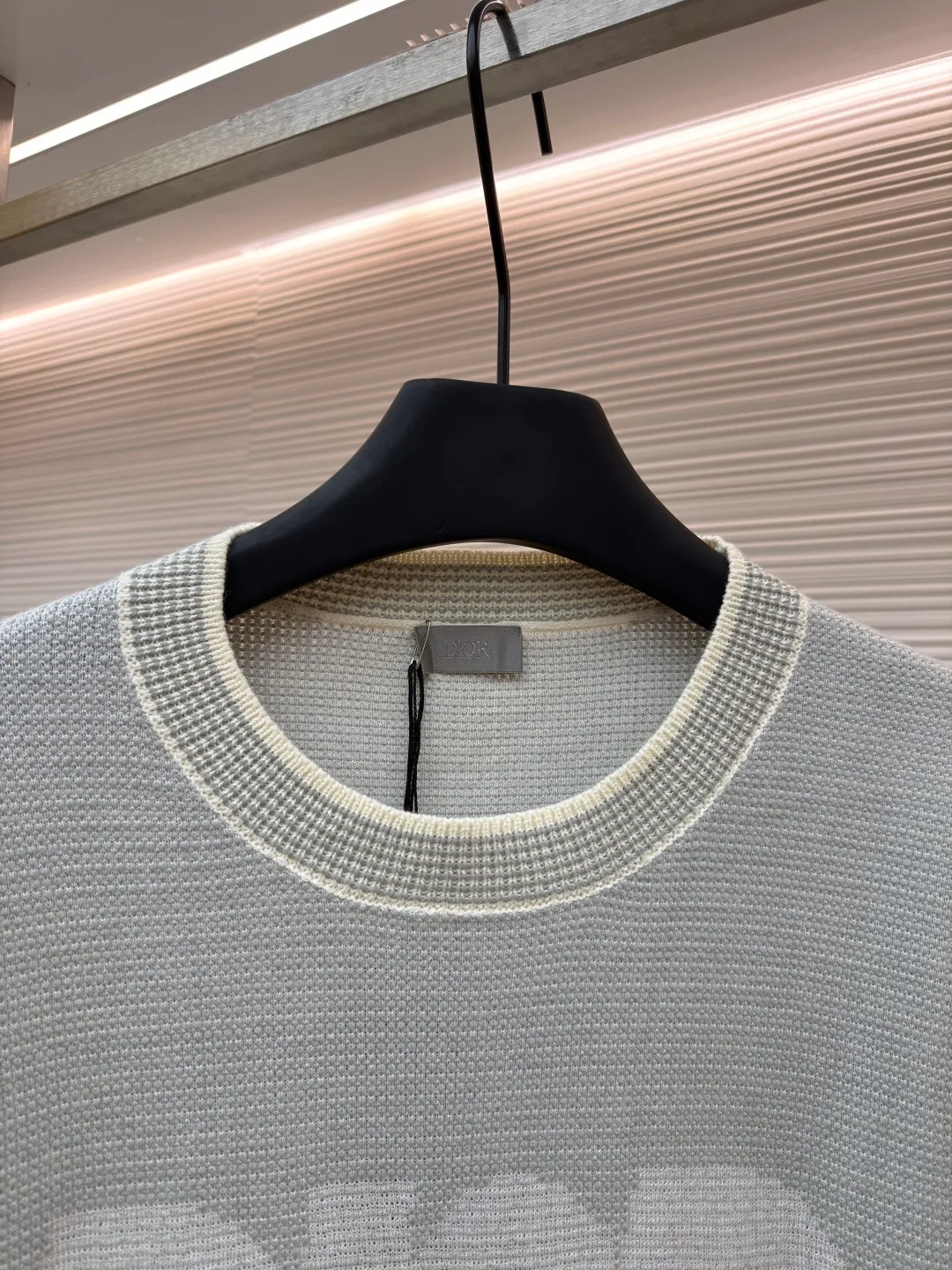 Dior waffle pattern letter short sleeves ●Original version: 12,000 purchased and developed ●Item number: 1682083-B05 ●Fabric: combed cotton fabric ●Technology: knitted ●Color: light green ●Version: fitted version ●Weight: about 425 grams ●Size: XS-S-M-L ●Description: The yarn uses a combination of special yarns, core yarn and 100% combed cotton. All colors are custom-dyed. This fabric piece is stitched with a combination of two types of needles. Since the core yarn is thicker and the combed cotton is thinner, two yarns with a large difference in thickness are used for the front and back panels and sleeves. The requirements for the machine are relatively picky. The 14-needle German STOLL machine woven piece. The cuffs, collar, and hem ribs are sewn separately. When sewing, all ribs need to be sewn on the 12-pin disc, and the upper sleeve embedment clips need to be on the 18-pin disc. The combed cotton yarn on the shirt body is relatively thin, so special attention must be paid when sewing the ribs. If you are not careful, the clothes will be broken and defective products will be produced. Because the shirt hems and cuffs are sewn separately, the sewing disc is increased, and the time for picking and tailing is relatively long. The overall wiring is straight and delicate, the fabric is comfortable and soft, and the color is consistent without color difference. It can be matched with the same style to create a fashionable look and control various occasions. Customized accessories, complete with three standards, same style for men and women!