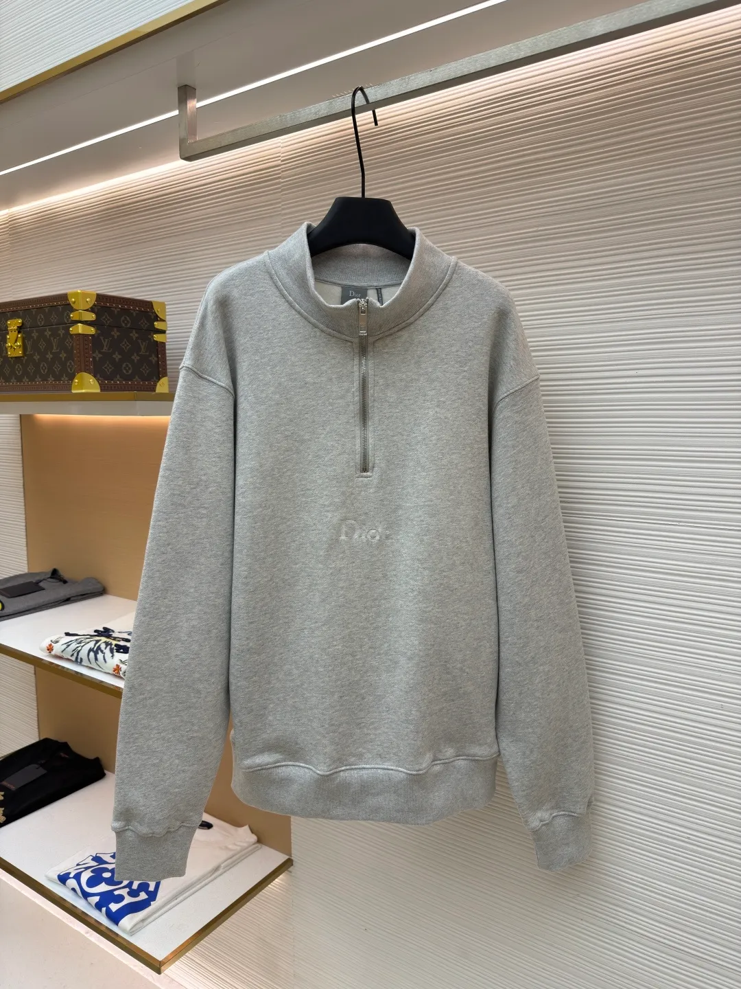 Dior half-zip logo sweatshirt ●Original version: 14,000 purchased and developed ●Item number: 1682496-A95 ●Material: pure cotton plush fabric ●Technology: twill logo embroidery production ●Color: gray ●Version: fitted version ●Weight: about 630 grams ●Size: XS-S-M-L ●Description: The fabric is a heavyweight high-end sweatshirt fabric. The 26-count double yarn forms the smooth and delicate outer surface of the fabric, while the 10-count plush yarn base is precision brushed to form a layer of rich, dense skin-friendly fluff, providing excellent softness and warmth. Its extremely high weight and elasticity brought by spandex ensure the ultimate thickness, stiffness and strong elastic recovery of the collar, cuffs and hem, which is the key to creating a neat silhouette and ensuring durability. Made of twill flat stitch embroidery. This is an embroidery technique that uses parallel stitches at specific angles to fill in, creating a flat, smooth and full embroidery surface with fine diagonal texture. The brand logo is presented in a delicate, strong and textured way, and the precision of the embroidery creates a high-end contrast with the casual feel of the sweatshirt fabric. The overall wiring is straight and delicate, the fabric is comfortable and soft, and the color is consistent without color difference. It can be matched with the same style to create a fashionable look and control various occasions. Customized accessories, complete with three standards, same style for men and women!