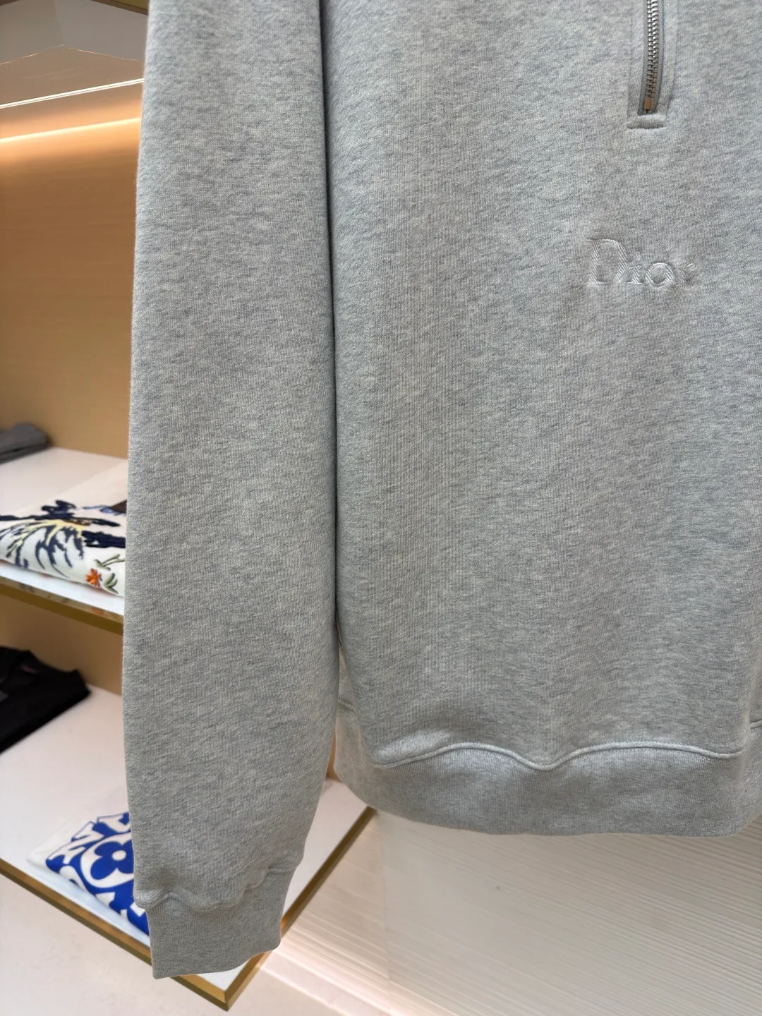 Dior half-zip logo sweatshirt ●Original version: 14,000 purchased and developed ●Item number: 1682496-A95 ●Material: pure cotton plush fabric ●Technology: twill logo embroidery production ●Color: gray ●Version: fitted version ●Weight: about 630 grams ●Size: XS-S-M-L ●Description: The fabric is a heavyweight high-end sweatshirt fabric. The 26-count double yarn forms the smooth and delicate outer surface of the fabric, while the 10-count plush yarn base is precision brushed to form a layer of rich, dense skin-friendly fluff, providing excellent softness and warmth. Its extremely high weight and elasticity brought by spandex ensure the ultimate thickness, stiffness and strong elastic recovery of the collar, cuffs and hem, which is the key to creating a neat silhouette and ensuring durability. Made of twill flat stitch embroidery. This is an embroidery technique that uses parallel stitches at specific angles to fill in, creating a flat, smooth and full embroidery surface with fine diagonal texture. The brand logo is presented in a delicate, strong and textured way, and the precision of the embroidery creates a high-end contrast with the casual feel of the sweatshirt fabric. The overall wiring is straight and delicate, the fabric is comfortable and soft, and the color is consistent without color difference. It can be matched with the same style to create a fashionable look and control various occasions. Customized accessories, complete with three standards, same style for men and women!