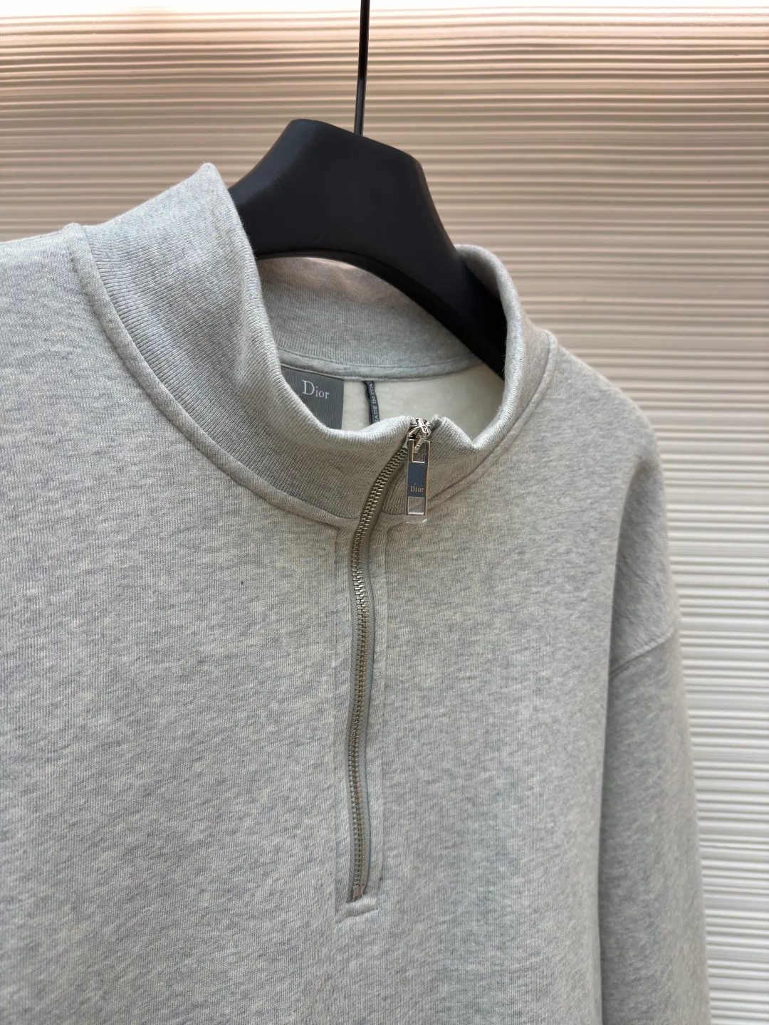 Dior half-zip logo sweatshirt ●Original version: 14,000 purchased and developed ●Item number: 1682496-A95 ●Material: pure cotton plush fabric ●Technology: twill logo embroidery production ●Color: gray ●Version: fitted version ●Weight: about 630 grams ●Size: XS-S-M-L ●Description: The fabric is a heavyweight high-end sweatshirt fabric. The 26-count double yarn forms the smooth and delicate outer surface of the fabric, while the 10-count plush yarn base is precision brushed to form a layer of rich, dense skin-friendly fluff, providing excellent softness and warmth. Its extremely high weight and elasticity brought by spandex ensure the ultimate thickness, stiffness and strong elastic recovery of the collar, cuffs and hem, which is the key to creating a neat silhouette and ensuring durability. Made of twill flat stitch embroidery. This is an embroidery technique that uses parallel stitches at specific angles to fill in, creating a flat, smooth and full embroidery surface with fine diagonal texture. The brand logo is presented in a delicate, strong and textured way, and the precision of the embroidery creates a high-end contrast with the casual feel of the sweatshirt fabric. The overall wiring is straight and delicate, the fabric is comfortable and soft, and the color is consistent without color difference. It can be matched with the same style to create a fashionable look and control various occasions. Customized accessories, complete with three standards, same style for men and women!