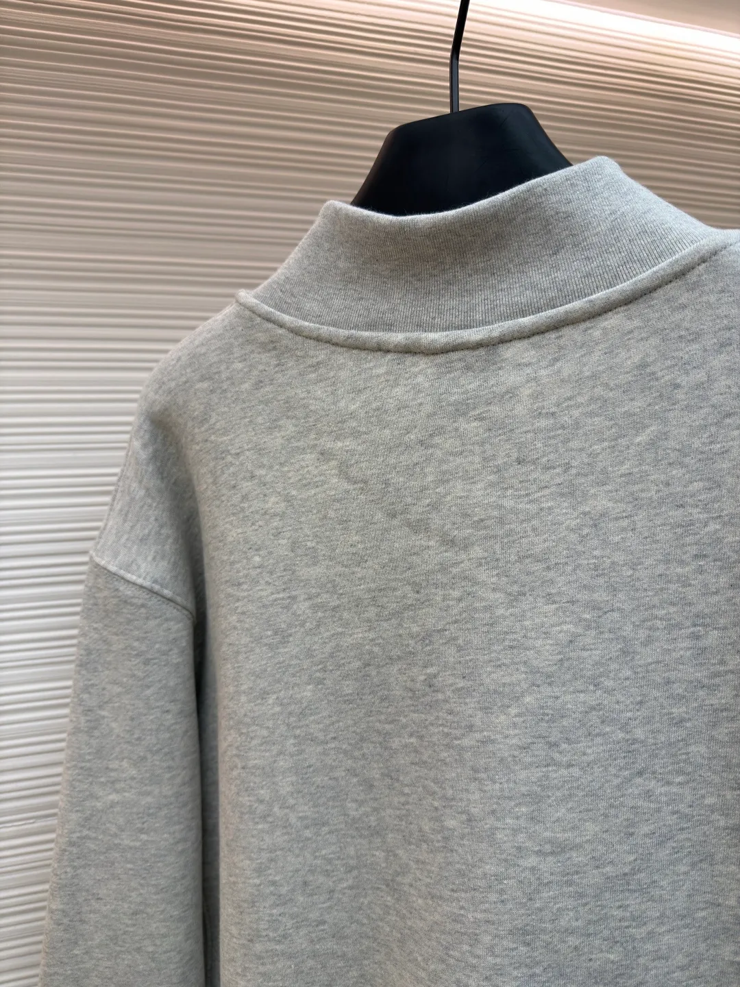 Dior half-zip logo sweatshirt ●Original version: 14,000 purchased and developed ●Item number: 1682496-A95 ●Material: pure cotton plush fabric ●Technology: twill logo embroidery production ●Color: gray ●Version: fitted version ●Weight: about 630 grams ●Size: XS-S-M-L ●Description: The fabric is a heavyweight high-end sweatshirt fabric. The 26-count double yarn forms the smooth and delicate outer surface of the fabric, while the 10-count plush yarn base is precision brushed to form a layer of rich, dense skin-friendly fluff, providing excellent softness and warmth. Its extremely high weight and elasticity brought by spandex ensure the ultimate thickness, stiffness and strong elastic recovery of the collar, cuffs and hem, which is the key to creating a neat silhouette and ensuring durability. Made of twill flat stitch embroidery. This is an embroidery technique that uses parallel stitches at specific angles to fill in, creating a flat, smooth and full embroidery surface with fine diagonal texture. The brand logo is presented in a delicate, strong and textured way, and the precision of the embroidery creates a high-end contrast with the casual feel of the sweatshirt fabric. The overall wiring is straight and delicate, the fabric is comfortable and soft, and the color is consistent without color difference. It can be matched with the same style to create a fashionable look and control various occasions. Customized accessories, complete with three standards, same style for men and women!
