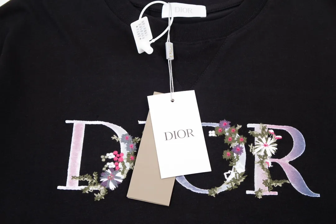 🅿️190 (➕5🉑 Comes with handbag) DIOR Dior Floral Letters Logo Gradient Color Embroidery Golden Classic Short-Sleeved T-shirt Customized 240g same vat dyed fabric, very comfortable to the touch. Latest brick cabinet synchronization for spring and summer OS off-shoulder version, fashionable and individual, super versatile and good-looking, very suitable for both men and women, must-have style, hangtag, collar label, washed wheat, complete with three labels, style number: 23803 Color: Black Size: XS~L