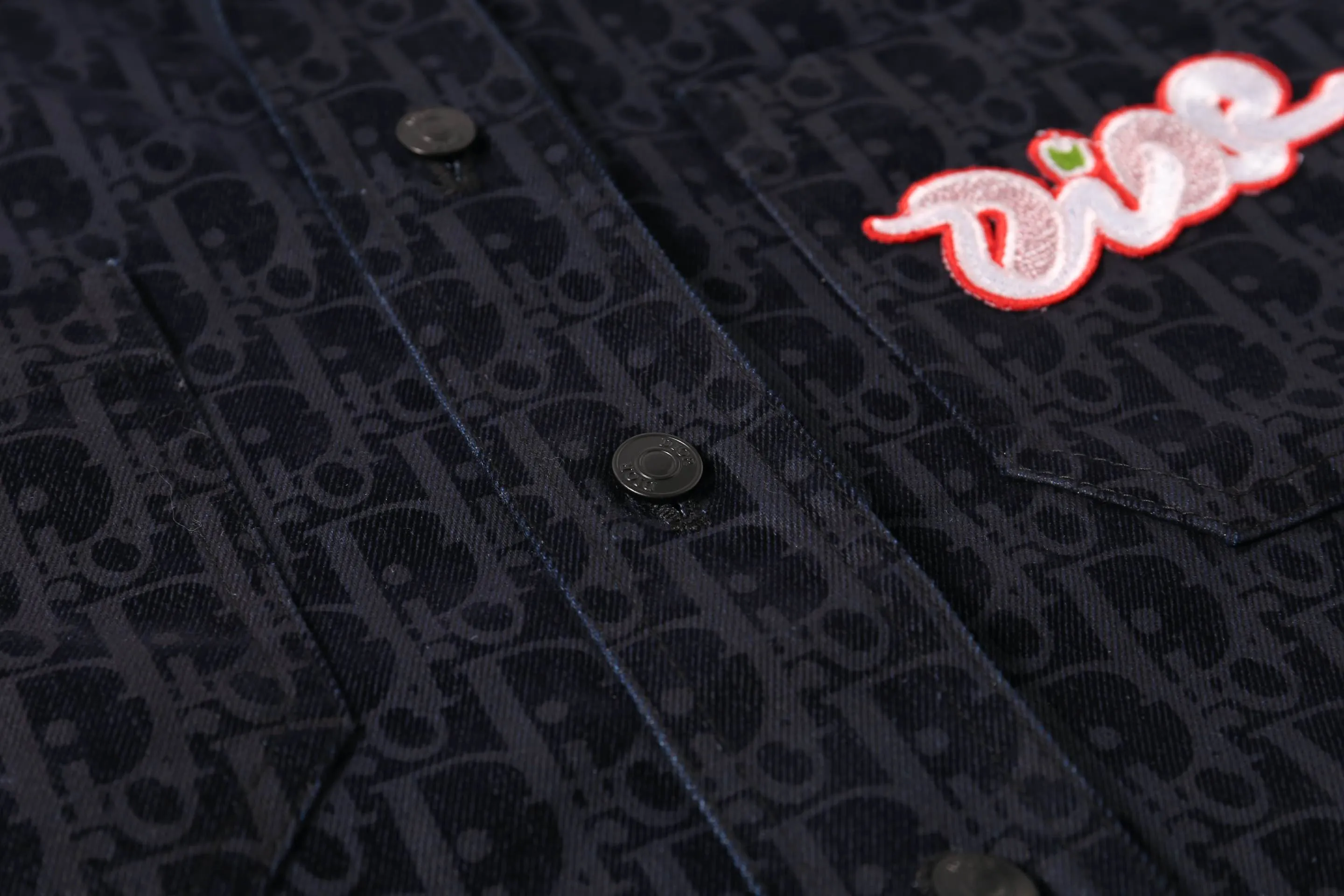 🅿️390 High-quality and new Dio* Dior 25 new Year of the Snake limited embroidered dark pattern shirt jacket YB purchased and printed. This piece is from the DIOR AND KAWS limited series. It is carefully made of cotton blended denim fabric. It is decorated with the classic Oblique print all over, with green DIOR AND KAWS embroidered patches, and a colorful snake reinterpretation of the Dior logo. It comes with two chest patch pockets, which can be matched with or to create a casual and fashionable look. The flocking fabric is made of 100% viscose fiber. The flocking process adopts the country’s exclusive and most advanced imported fully automatic flocking machine. The imported velvet material is modulated to the board pattern, and the velvet is densely increased and high, giving the unique softness of imported velvet. Size: xs-l