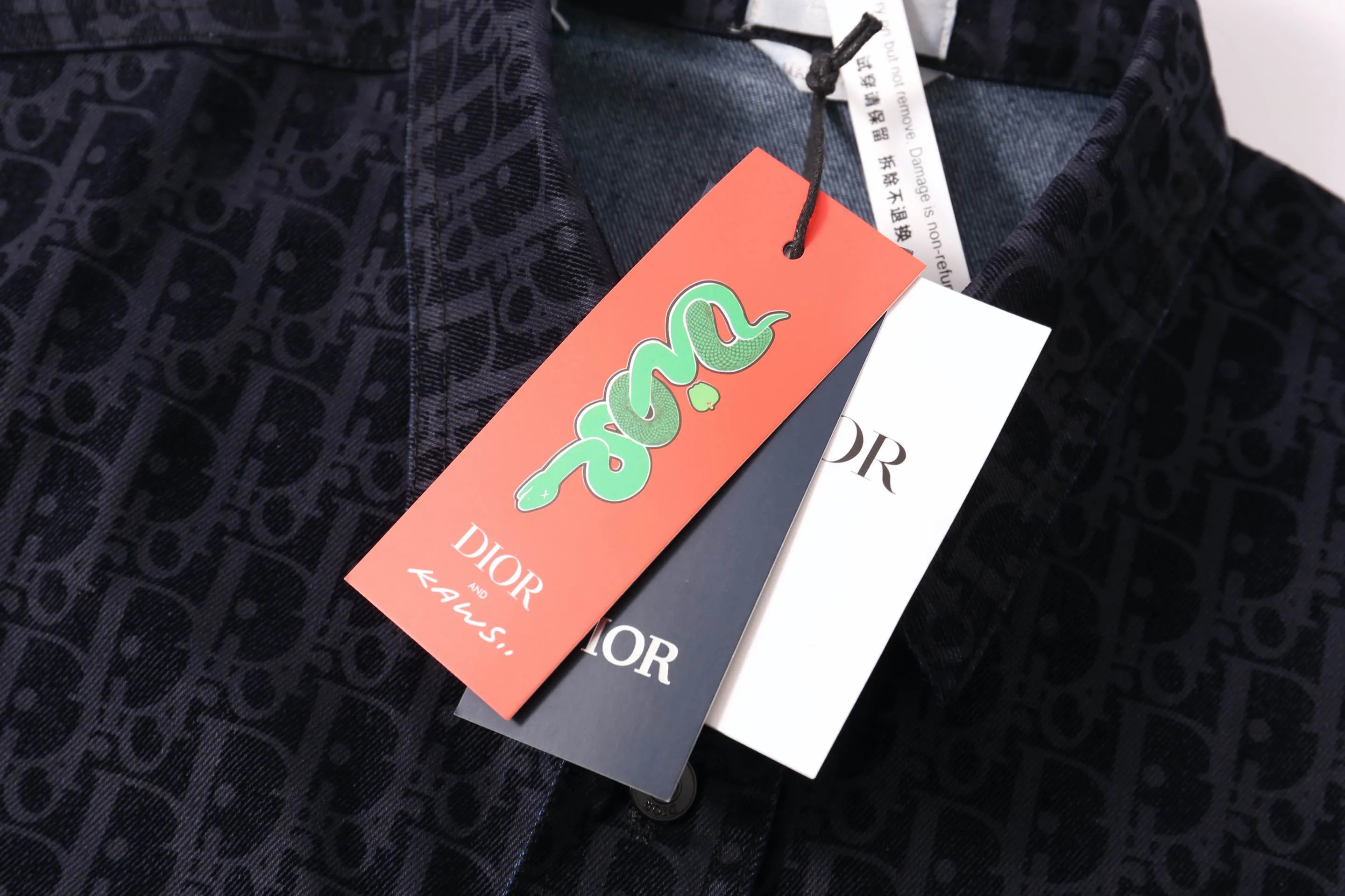 🅿️390 High-quality and new Dio* Dior 25 new Year of the Snake limited embroidered dark pattern shirt jacket YB purchased and printed. This piece is from the DIOR AND KAWS limited series. It is carefully made of cotton blended denim fabric. It is decorated with the classic Oblique print all over, with green DIOR AND KAWS embroidered patches, and a colorful snake reinterpretation of the Dior logo. It comes with two chest patch pockets, which can be matched with or to create a casual and fashionable look. The flocking fabric is made of 100% viscose fiber. The flocking process adopts the country’s exclusive and most advanced imported fully automatic flocking machine. The imported velvet material is modulated to the board pattern, and the velvet is densely increased and high, giving the unique softness of imported velvet. Size: xs-l