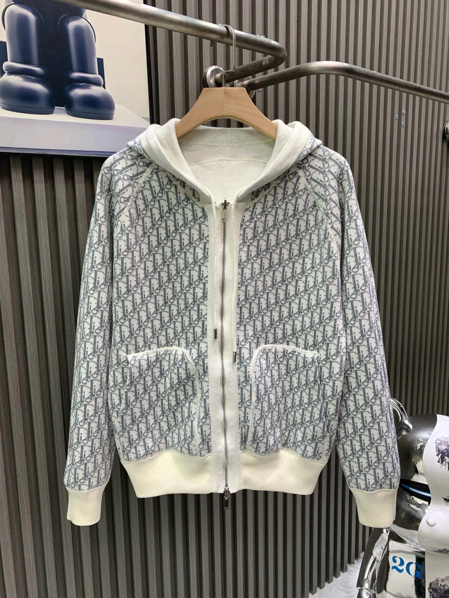 🅿️760 white reverse