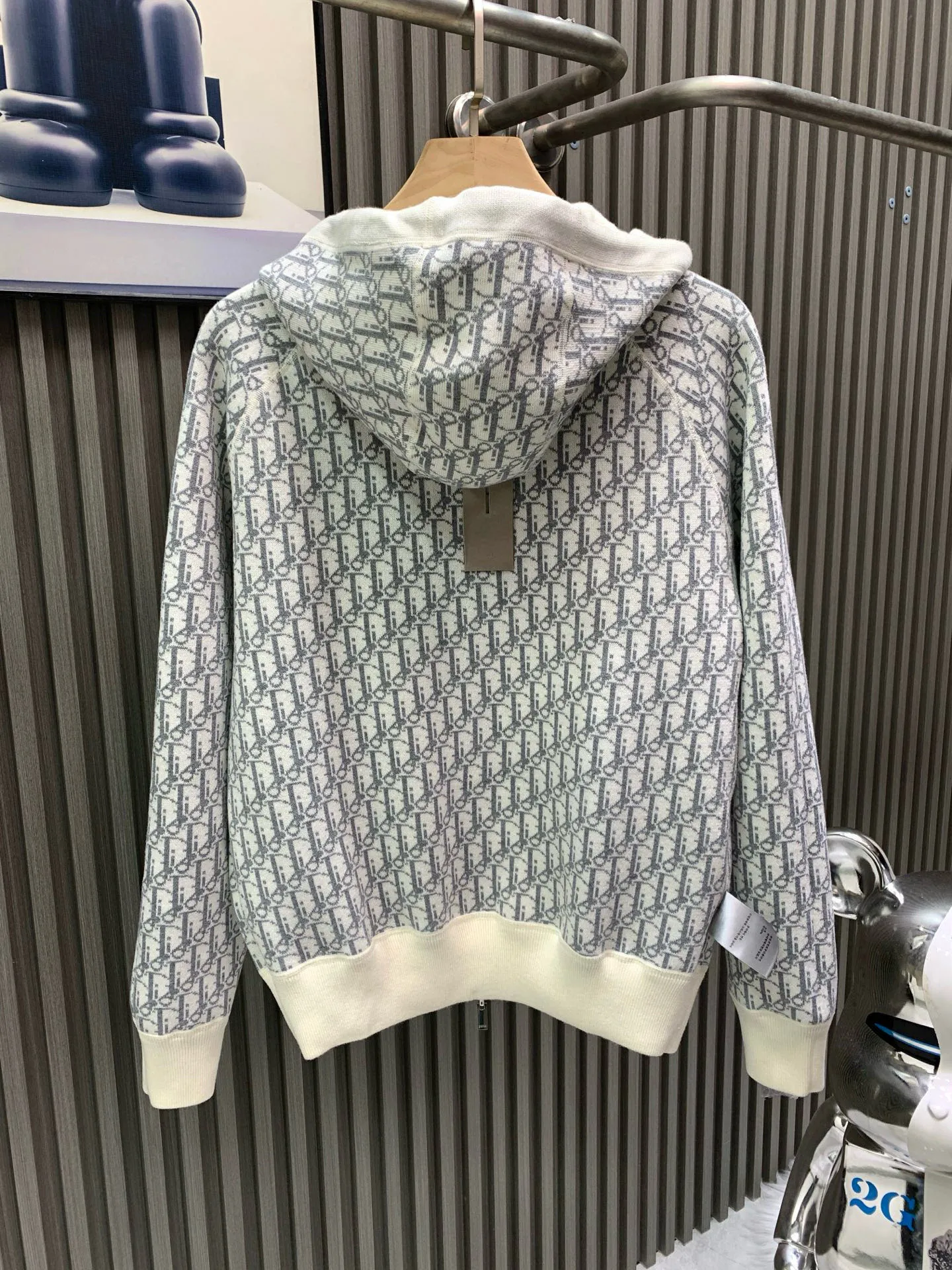 🅿️760 white reverse