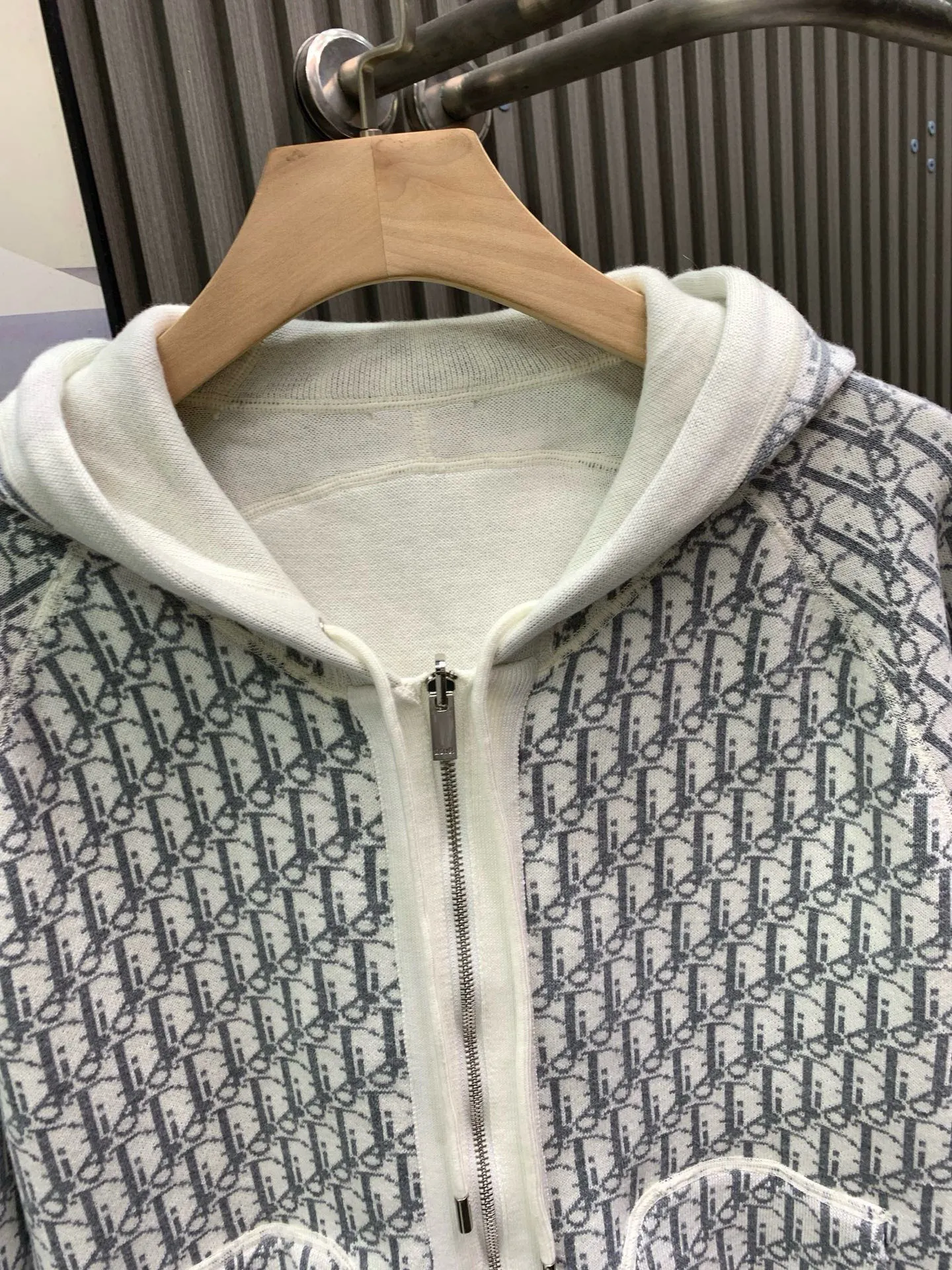 🅿️760 white reverse
