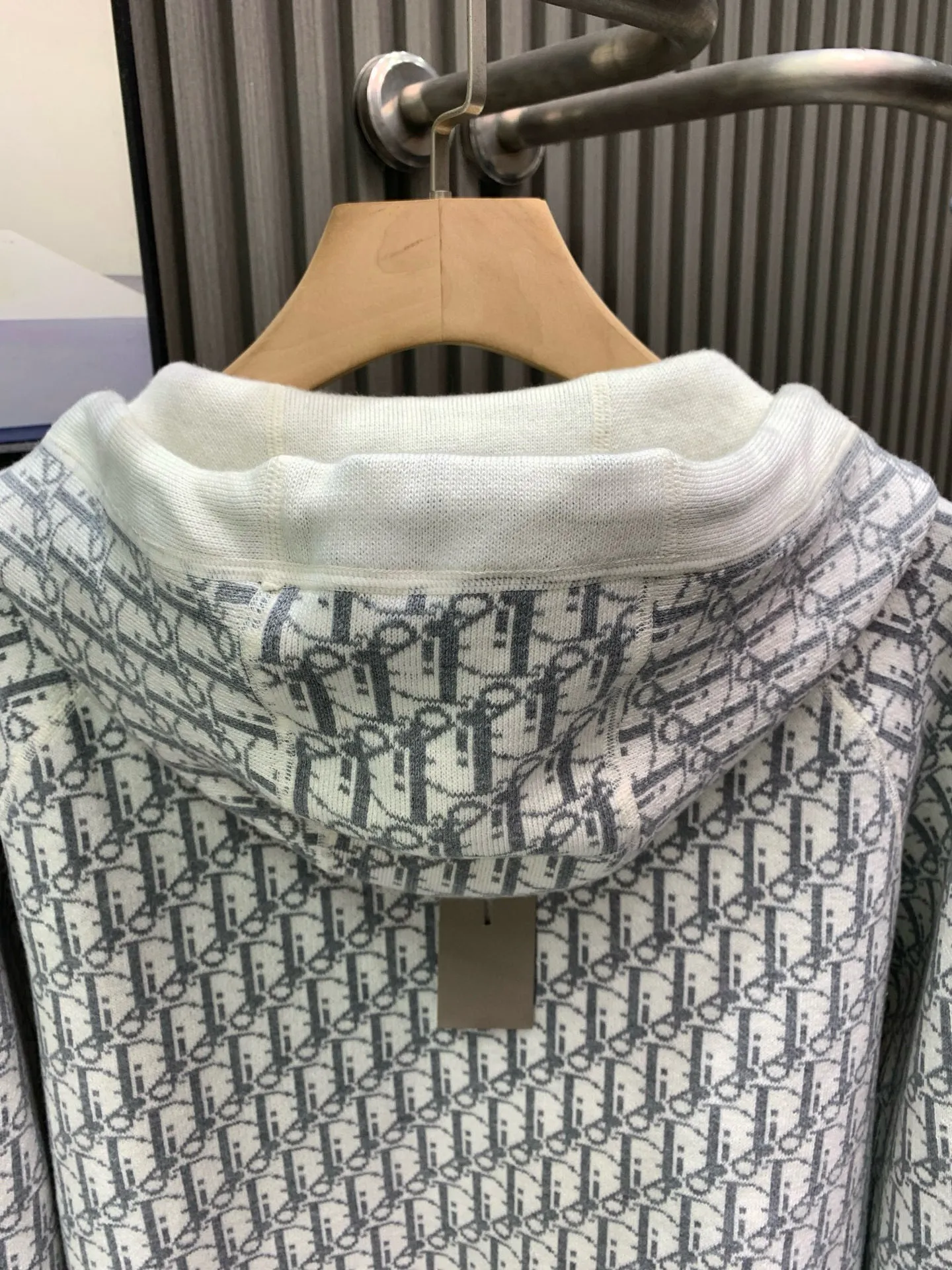 🅿️760 white reverse