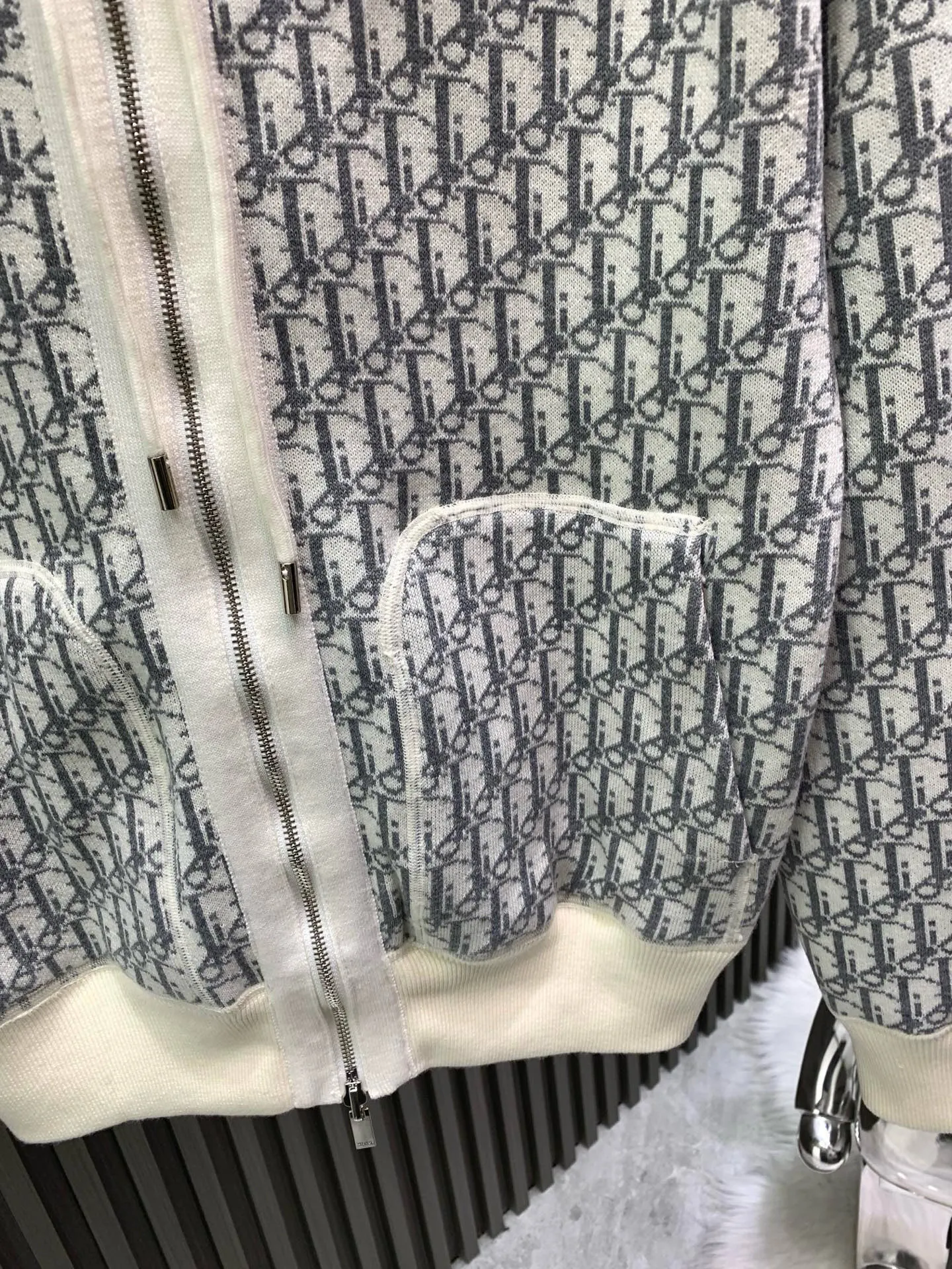 🅿️760 white reverse