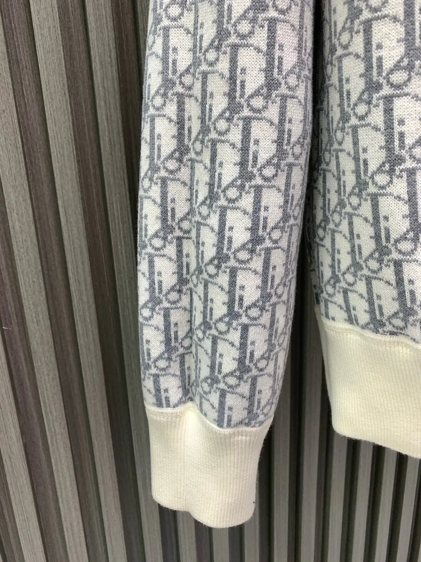 🅿️760 white reverse