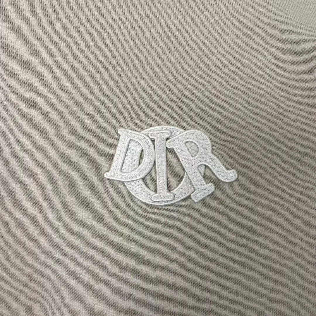 🅿️170 Dior Patch Letter Short Sleeve Color: navy blue (custom dyed new color), apricot, white, size S-XL, made of pure cotton 12S fine cotton plain weave, weight 230g. The front is decorated with contrasting logo patches and small embroidered stamps, forming a decorative and iconic embroidery product. The logo is made of imported custom-made embroidery thread, which is dyed with lustrous mercerized embroidery thread, giving it a uniform and glossy finish. The exquisite embroidery machine combines complex embroidery needlework and fine detail processing to create a three-dimensional micro-relief embroidery effect; it is also highly durable and wear-resistant. The standard round neck and short-sleeved version has a rounded arc neckline, which is suitable for various face shapes and body shapes; the sleeve length is moderate and ends just above the elbow, showing a smart and neat image. The slim fit can show off the wearer's body curves without sacrificing comfort. The collar, cuffs, hem and other parts are all sewn with fine double-needle stitching.  size：xs s m l
