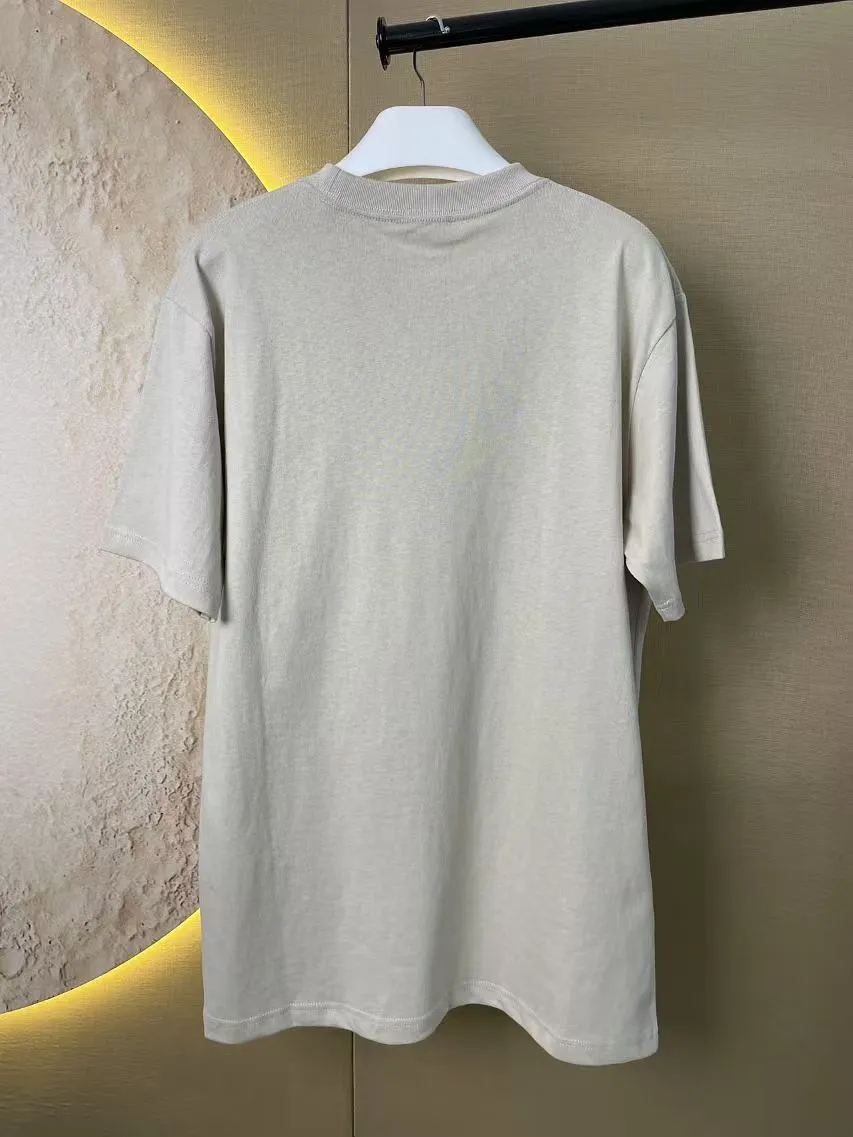 🅿️170 Dior Patch Letter Short Sleeve Color: navy blue (custom dyed new color), apricot, white, size S-XL, made of pure cotton 12S fine cotton plain weave, weight 230g. The front is decorated with contrasting logo patches and small embroidered stamps, forming a decorative and iconic embroidery product. The logo is made of imported custom-made embroidery thread, which is dyed with lustrous mercerized embroidery thread, giving it a uniform and glossy finish. The exquisite embroidery machine combines complex embroidery needlework and fine detail processing to create a three-dimensional micro-relief embroidery effect; it is also highly durable and wear-resistant. The standard round neck and short-sleeved version has a rounded arc neckline, which is suitable for various face shapes and body shapes; the sleeve length is moderate and ends just above the elbow, showing a smart and neat image. The slim fit can show off the wearer's body curves without sacrificing comfort. The collar, cuffs, hem and other parts are all sewn with fine double-needle stitching.  size：xs s m l
