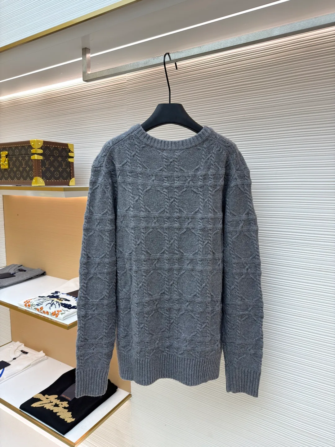 DIOR cashmere fabric cannage pattern sweater ●Original version: 22000 purchased and developed ●Item number: 1681447-B40 ●Fabric: wool blended fabric ●Technology: knitted ●Color: gray ●Version: fitted version ●Weight: about 610 grams ●Size: S-M-L-XL ●Description: This sweater is made of high-quality wool blended fabric and uses precision jacquard knitting technology to present the brand's iconic texture pattern, which is soft to the touch and has excellent warmth retention. The round neck structure is processed by overlocking technology, and the neckline fits the neck and is not easily deformed. The overall knitting process adopts high-density weaving method, the jacquard texture is three-dimensional and uniform, and the body is smooth without missing stitches. From fabric selection to detailed control of jacquard craftsmanship, every process reflects Dior's ultimate pursuit of craftsmanship precision and luxurious style. It not only retains the classic warmth of knitted sweaters, but also demonstrates the brand's high recognition through unique jacquard design. It is a fusion of knitting craftsmanship and high-end fashion design. The overall wiring is straight and delicate, the fabric is comfortable and soft, and the color is consistent without color difference. It can be matched with the same style to create a fashionable look and control various occasions. Customized accessories, complete with three standards, same style for men and women!