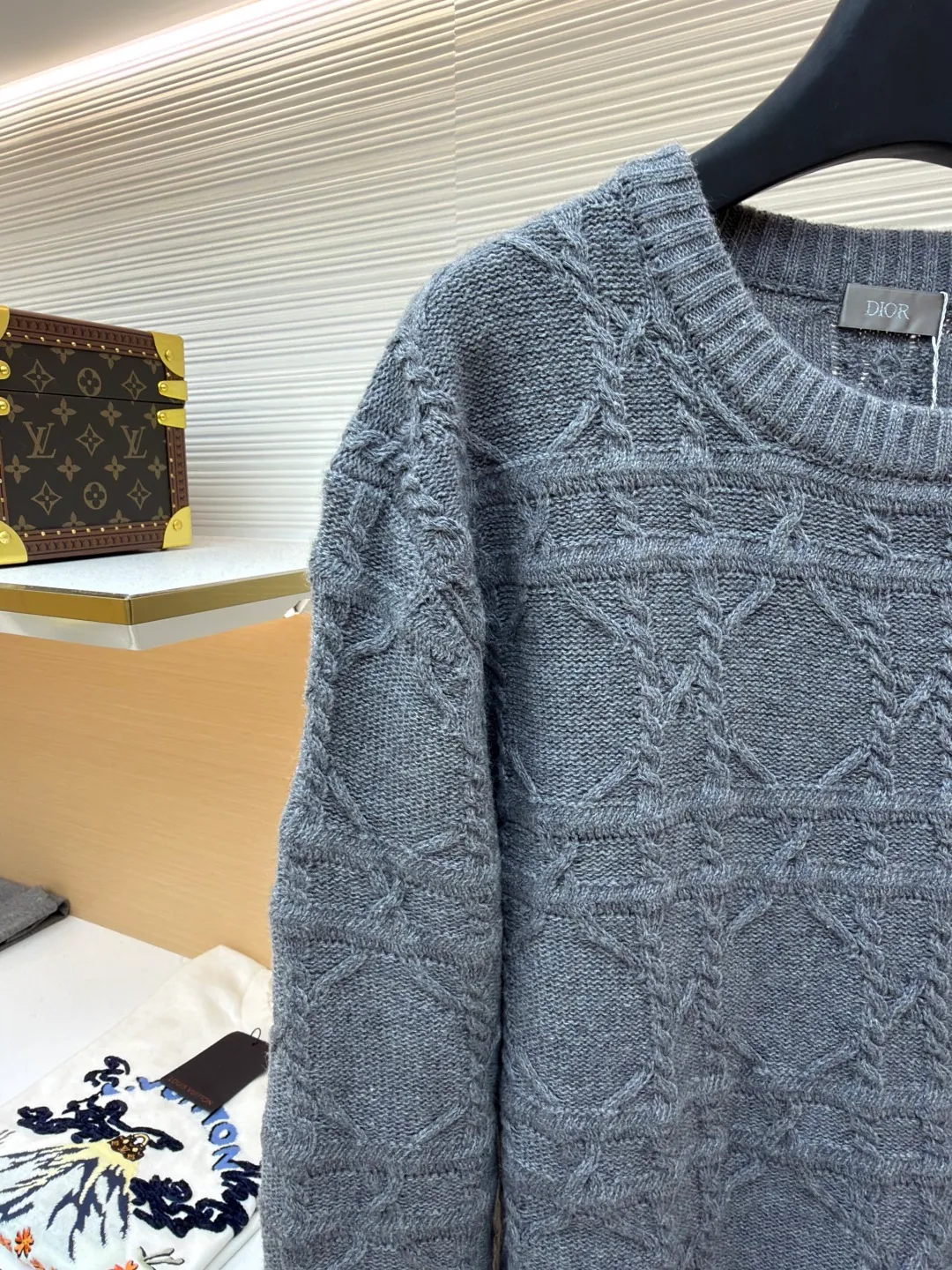 DIOR cashmere fabric cannage pattern sweater ●Original version: 22000 purchased and developed ●Item number: 1681447-B40 ●Fabric: wool blended fabric ●Technology: knitted ●Color: gray ●Version: fitted version ●Weight: about 610 grams ●Size: S-M-L-XL ●Description: This sweater is made of high-quality wool blended fabric and uses precision jacquard knitting technology to present the brand's iconic texture pattern, which is soft to the touch and has excellent warmth retention. The round neck structure is processed by overlocking technology, and the neckline fits the neck and is not easily deformed. The overall knitting process adopts high-density weaving method, the jacquard texture is three-dimensional and uniform, and the body is smooth without missing stitches. From fabric selection to detailed control of jacquard craftsmanship, every process reflects Dior's ultimate pursuit of craftsmanship precision and luxurious style. It not only retains the classic warmth of knitted sweaters, but also demonstrates the brand's high recognition through unique jacquard design. It is a fusion of knitting craftsmanship and high-end fashion design. The overall wiring is straight and delicate, the fabric is comfortable and soft, and the color is consistent without color difference. It can be matched with the same style to create a fashionable look and control various occasions. Customized accessories, complete with three standards, same style for men and women!