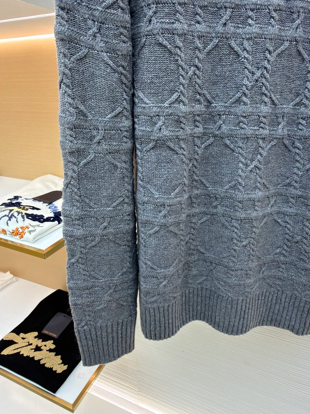 DIOR cashmere fabric cannage pattern sweater ●Original version: 22000 purchased and developed ●Item number: 1681447-B40 ●Fabric: wool blended fabric ●Technology: knitted ●Color: gray ●Version: fitted version ●Weight: about 610 grams ●Size: S-M-L-XL ●Description: This sweater is made of high-quality wool blended fabric and uses precision jacquard knitting technology to present the brand's iconic texture pattern, which is soft to the touch and has excellent warmth retention. The round neck structure is processed by overlocking technology, and the neckline fits the neck and is not easily deformed. The overall knitting process adopts high-density weaving method, the jacquard texture is three-dimensional and uniform, and the body is smooth without missing stitches. From fabric selection to detailed control of jacquard craftsmanship, every process reflects Dior's ultimate pursuit of craftsmanship precision and luxurious style. It not only retains the classic warmth of knitted sweaters, but also demonstrates the brand's high recognition through unique jacquard design. It is a fusion of knitting craftsmanship and high-end fashion design. The overall wiring is straight and delicate, the fabric is comfortable and soft, and the color is consistent without color difference. It can be matched with the same style to create a fashionable look and control various occasions. Customized accessories, complete with three standards, same style for men and women!