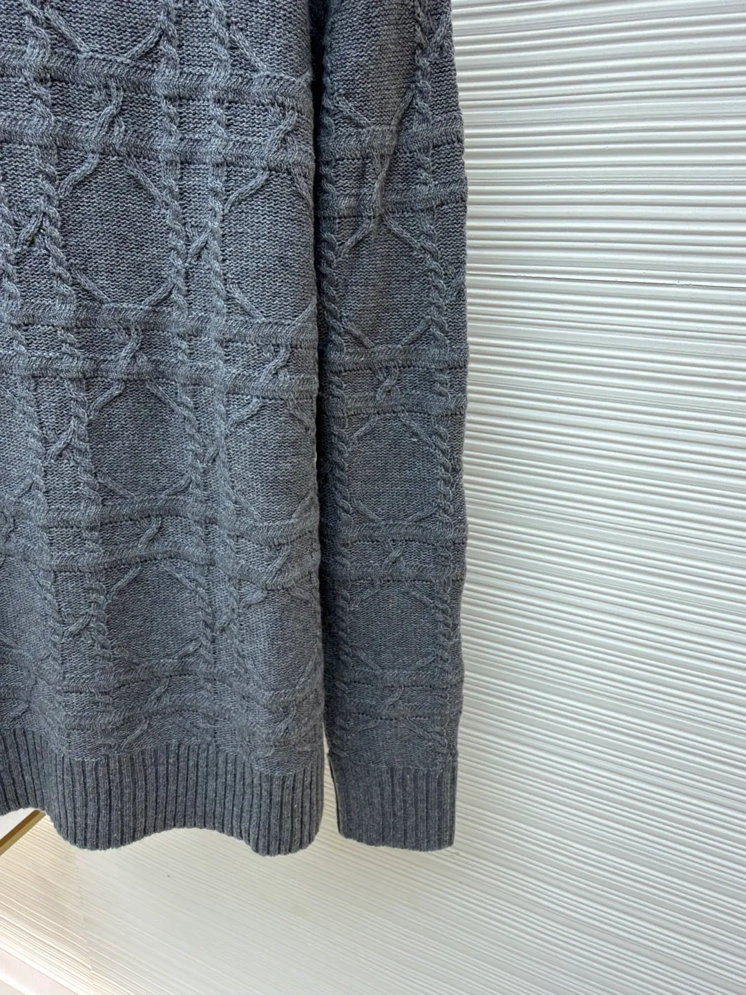 DIOR cashmere fabric cannage pattern sweater ●Original version: 22000 purchased and developed ●Item number: 1681447-B40 ●Fabric: wool blended fabric ●Technology: knitted ●Color: gray ●Version: fitted version ●Weight: about 610 grams ●Size: S-M-L-XL ●Description: This sweater is made of high-quality wool blended fabric and uses precision jacquard knitting technology to present the brand's iconic texture pattern, which is soft to the touch and has excellent warmth retention. The round neck structure is processed by overlocking technology, and the neckline fits the neck and is not easily deformed. The overall knitting process adopts high-density weaving method, the jacquard texture is three-dimensional and uniform, and the body is smooth without missing stitches. From fabric selection to detailed control of jacquard craftsmanship, every process reflects Dior's ultimate pursuit of craftsmanship precision and luxurious style. It not only retains the classic warmth of knitted sweaters, but also demonstrates the brand's high recognition through unique jacquard design. It is a fusion of knitting craftsmanship and high-end fashion design. The overall wiring is straight and delicate, the fabric is comfortable and soft, and the color is consistent without color difference. It can be matched with the same style to create a fashionable look and control various occasions. Customized accessories, complete with three standards, same style for men and women!