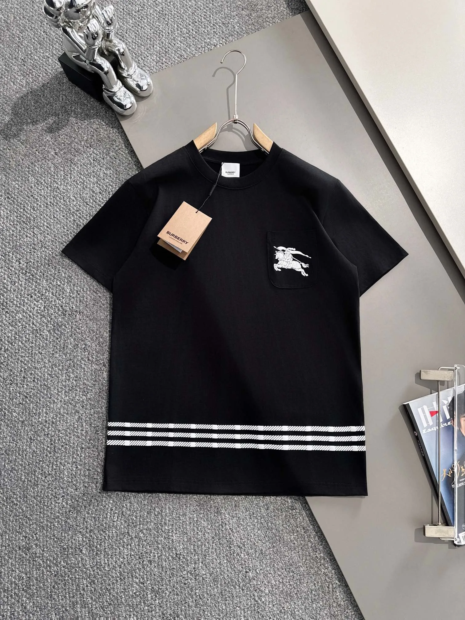 🅿️170 (arrives the next day) Dior 2025 new style chest pocket flocked war horse logo flocked stripe decoration same style for men and women short-sleeved T-shirt ·Customized 260g 100% double yarn pure cotton fabric ·Custom dyed 32 counts double thread ·Collar tag, main mark and three labels complete Color: black Size: XS S M L