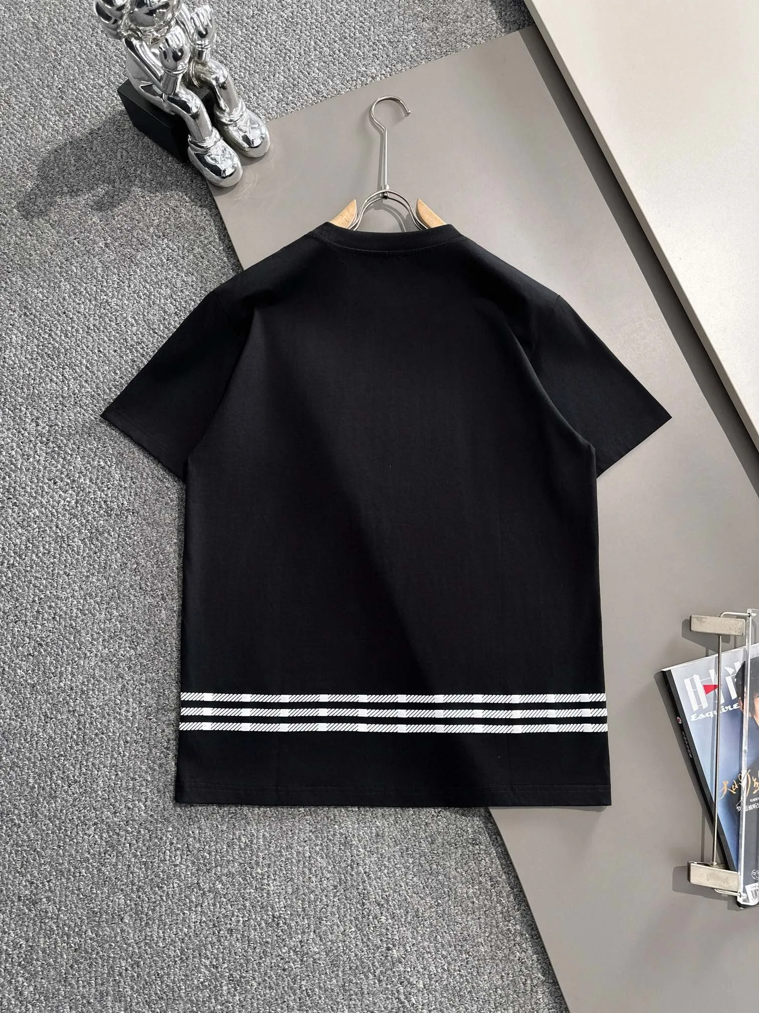 🅿️170 (arrives the next day) Dior 2025 new style chest pocket flocked war horse logo flocked stripe decoration same style for men and women short-sleeved T-shirt ·Customized 260g 100% double yarn pure cotton fabric ·Custom dyed 32 counts double thread ·Collar tag, main mark and three labels complete Color: black Size: XS S M L