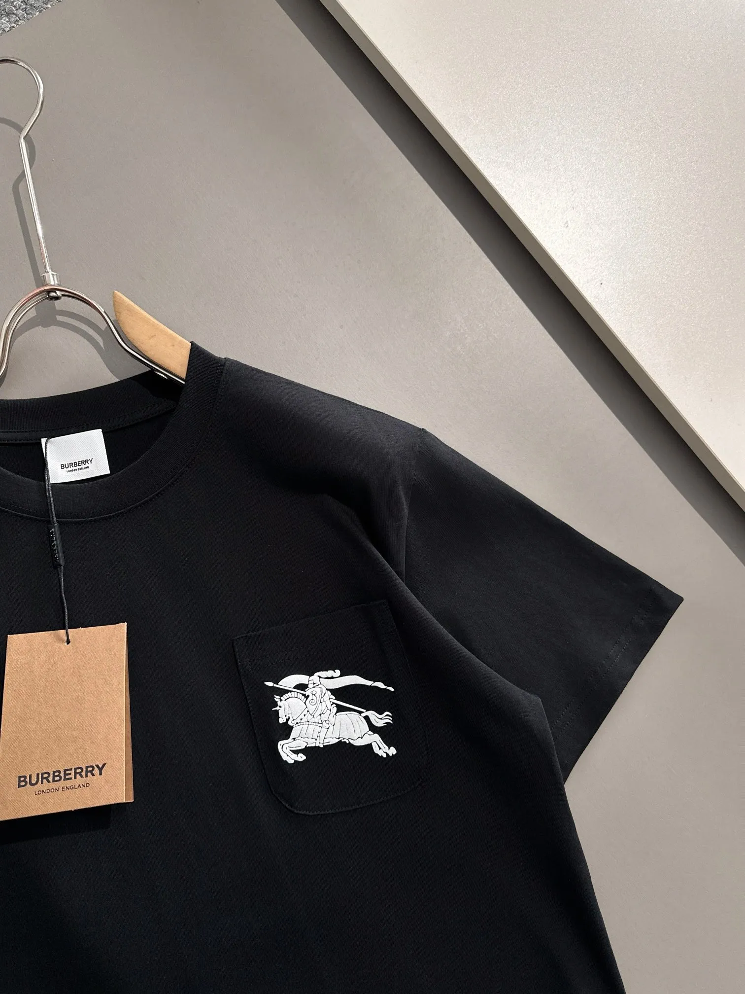 🅿️170 (arrives the next day) Dior 2025 new style chest pocket flocked war horse logo flocked stripe decoration same style for men and women short-sleeved T-shirt ·Customized 260g 100% double yarn pure cotton fabric ·Custom dyed 32 counts double thread ·Collar tag, main mark and three labels complete Color: black Size: XS S M L