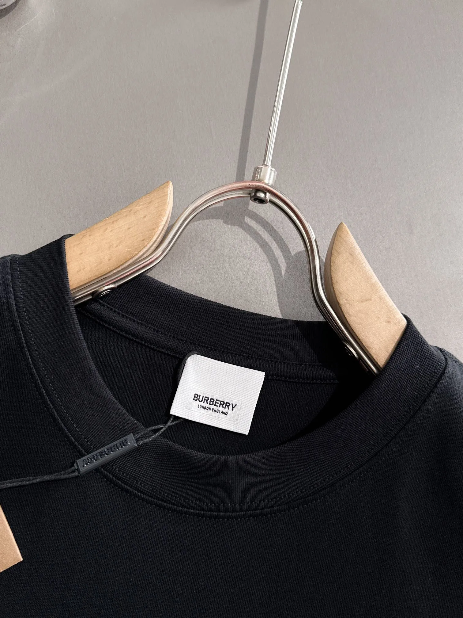 🅿️170 (arrives the next day) Dior 2025 new style chest pocket flocked war horse logo flocked stripe decoration same style for men and women short-sleeved T-shirt ·Customized 260g 100% double yarn pure cotton fabric ·Custom dyed 32 counts double thread ·Collar tag, main mark and three labels complete Color: black Size: XS S M L