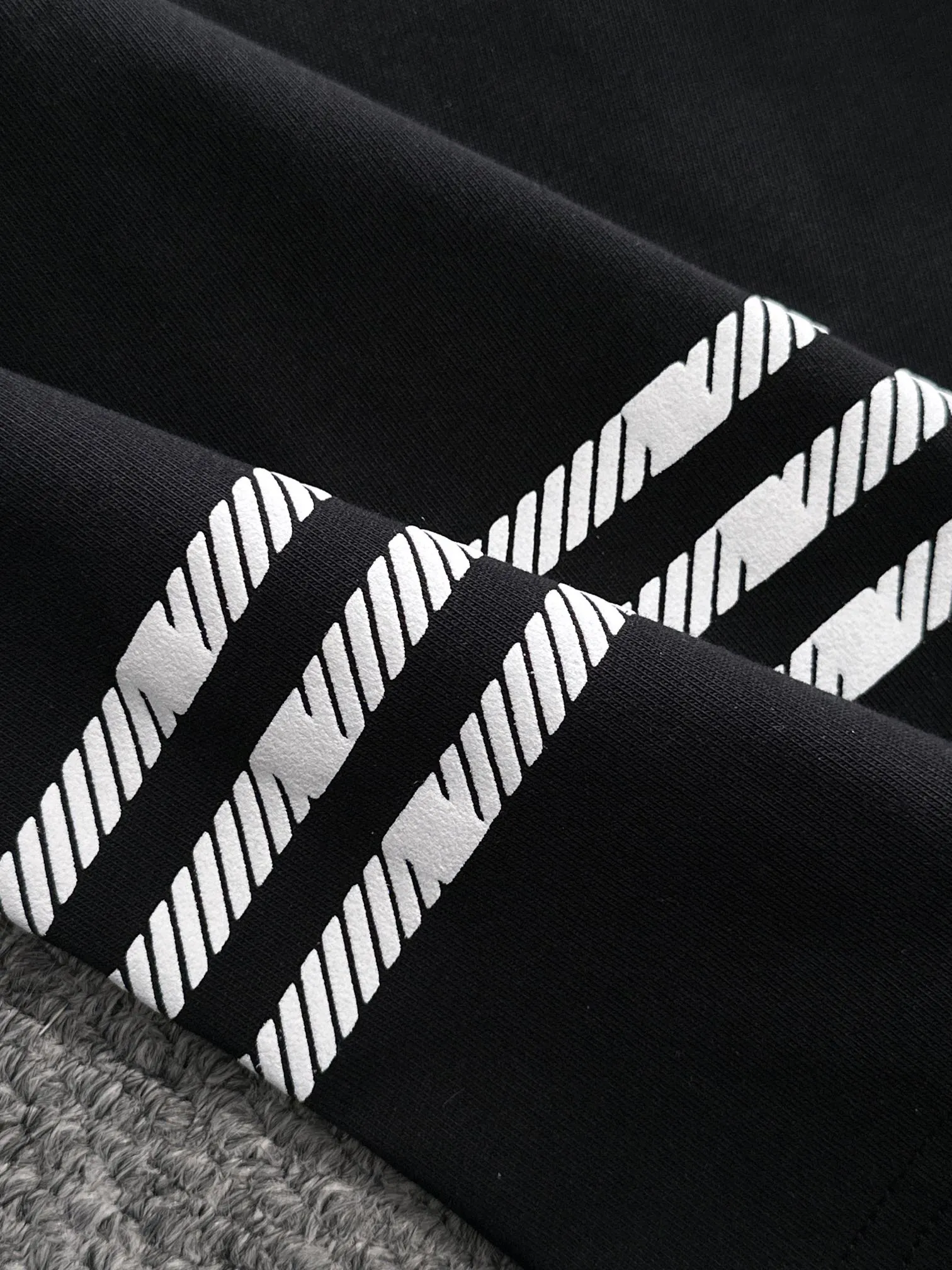 🅿️170 (arrives the next day) Dior 2025 new style chest pocket flocked war horse logo flocked stripe decoration same style for men and women short-sleeved T-shirt ·Customized 260g 100% double yarn pure cotton fabric ·Custom dyed 32 counts double thread ·Collar tag, main mark and three labels complete Color: black Size: XS S M L