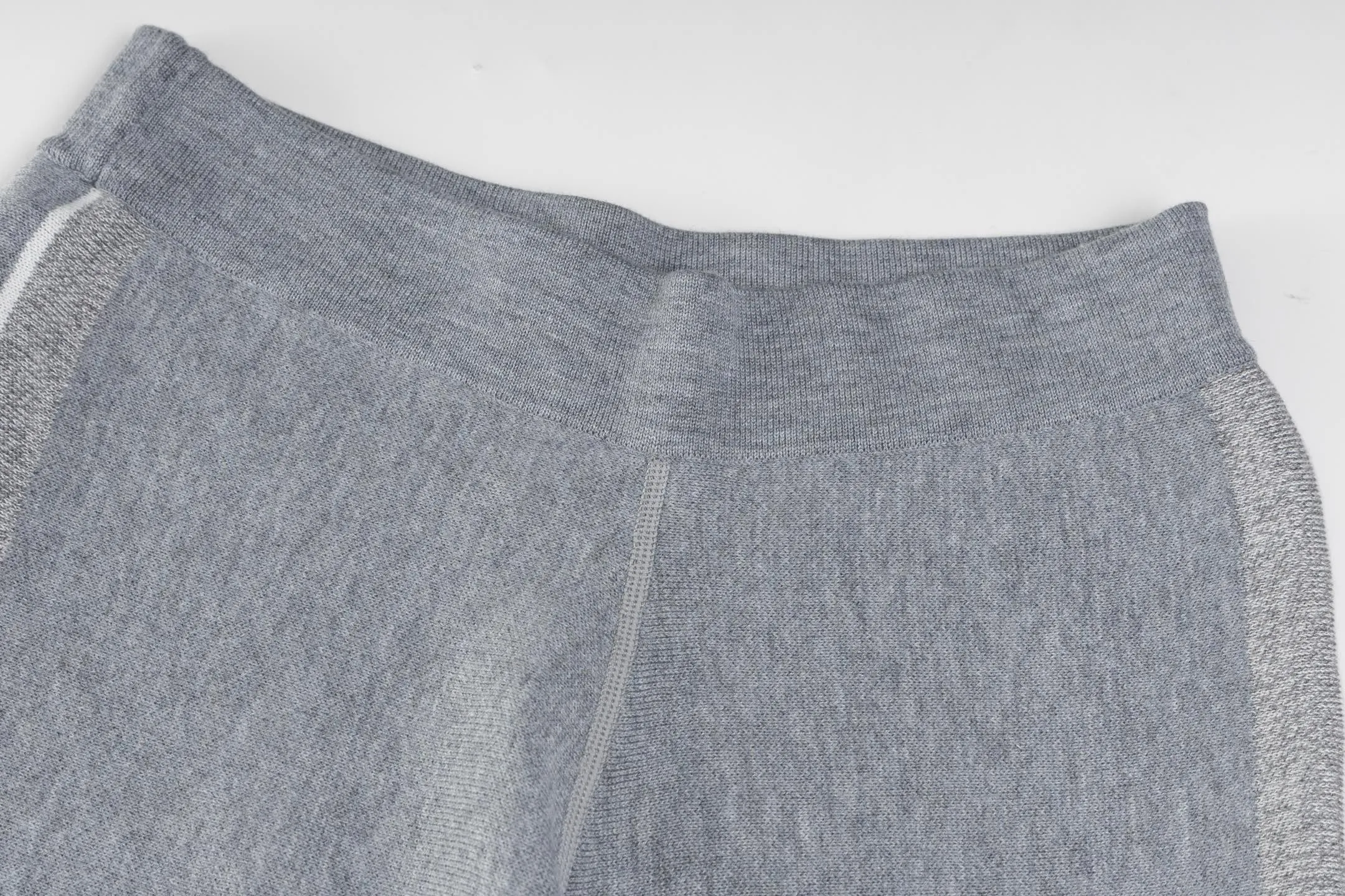 🅿️480 [Exclusive supply] CD 25FW presbyopic reversible cashmere trousers (grey) The fabric is made of imported cashmere yarn double-sided jacquard fabric and can be worn on both sides. The fabric uses monogram jacquard double weaving technology to present the brand's iconic presbyopia pattern, which combines luxurious texture with practical functions. Swiss machine embroidery stitching technology ensures every detail is exquisite and perfect, and the stitches are even and delicate. The classic straight-leg design subtly modifies the leg lines, making the upper body slim and elegant. Double-sided jacquard technology keeps both sides of the fabric flat and crisp, making it comfortable and layered. Selected high-quality cashmere yarn brings a soft and skin-friendly touch experience while having good warmth retention and breathability. The overall craftsmanship is exquisite, and high-end quality is reflected from fabric weaving to finished product sewing. It is an exquisite item that is both fashionable and practical. Size:S/M/L