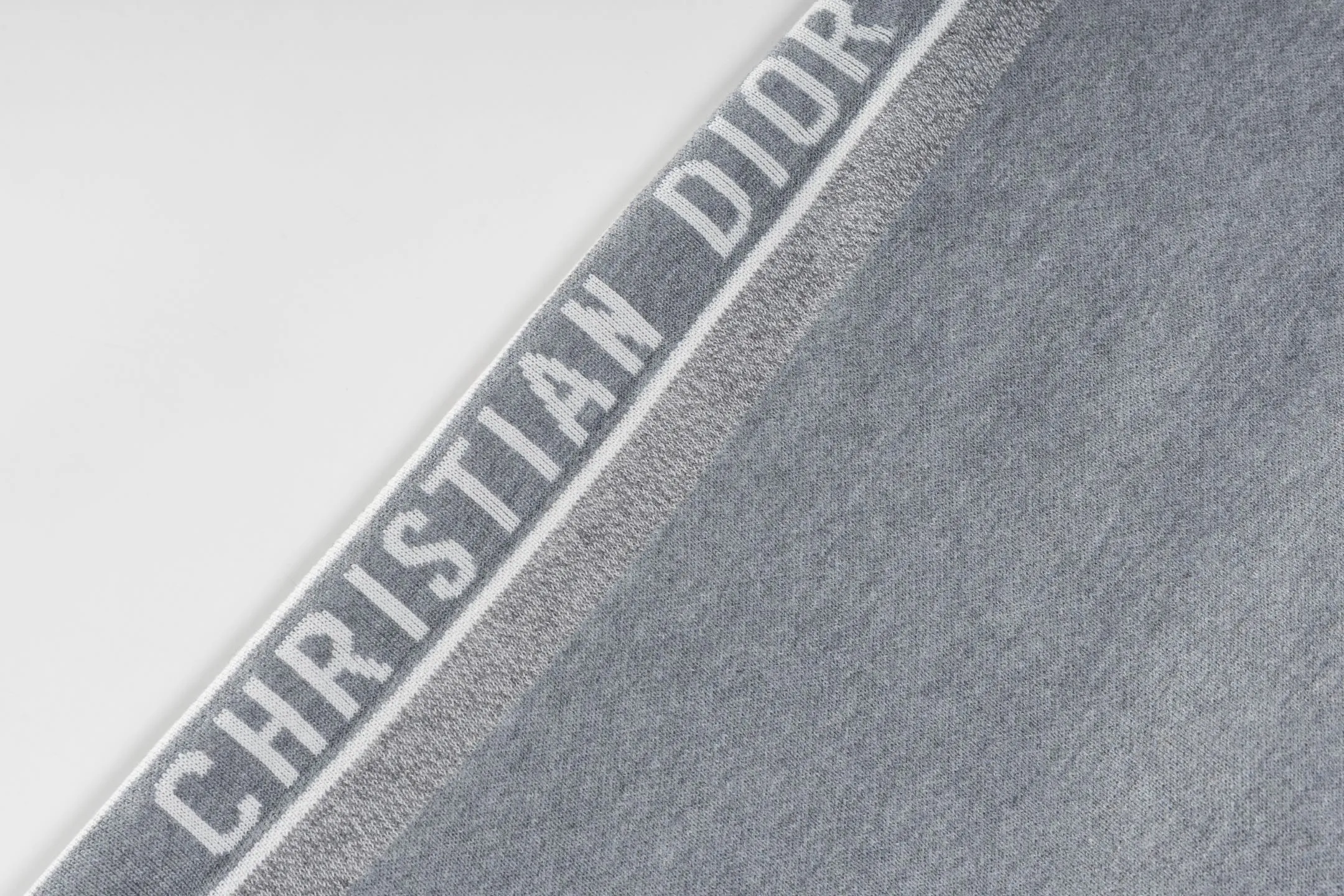 🅿️480 [Exclusive supply] CD 25FW presbyopic reversible cashmere trousers (grey) The fabric is made of imported cashmere yarn double-sided jacquard fabric and can be worn on both sides. The fabric uses monogram jacquard double weaving technology to present the brand's iconic presbyopia pattern, which combines luxurious texture with practical functions. Swiss machine embroidery stitching technology ensures every detail is exquisite and perfect, and the stitches are even and delicate. The classic straight-leg design subtly modifies the leg lines, making the upper body slim and elegant. Double-sided jacquard technology keeps both sides of the fabric flat and crisp, making it comfortable and layered. Selected high-quality cashmere yarn brings a soft and skin-friendly touch experience while having good warmth retention and breathability. The overall craftsmanship is exquisite, and high-end quality is reflected from fabric weaving to finished product sewing. It is an exquisite item that is both fashionable and practical. Size:S/M/L