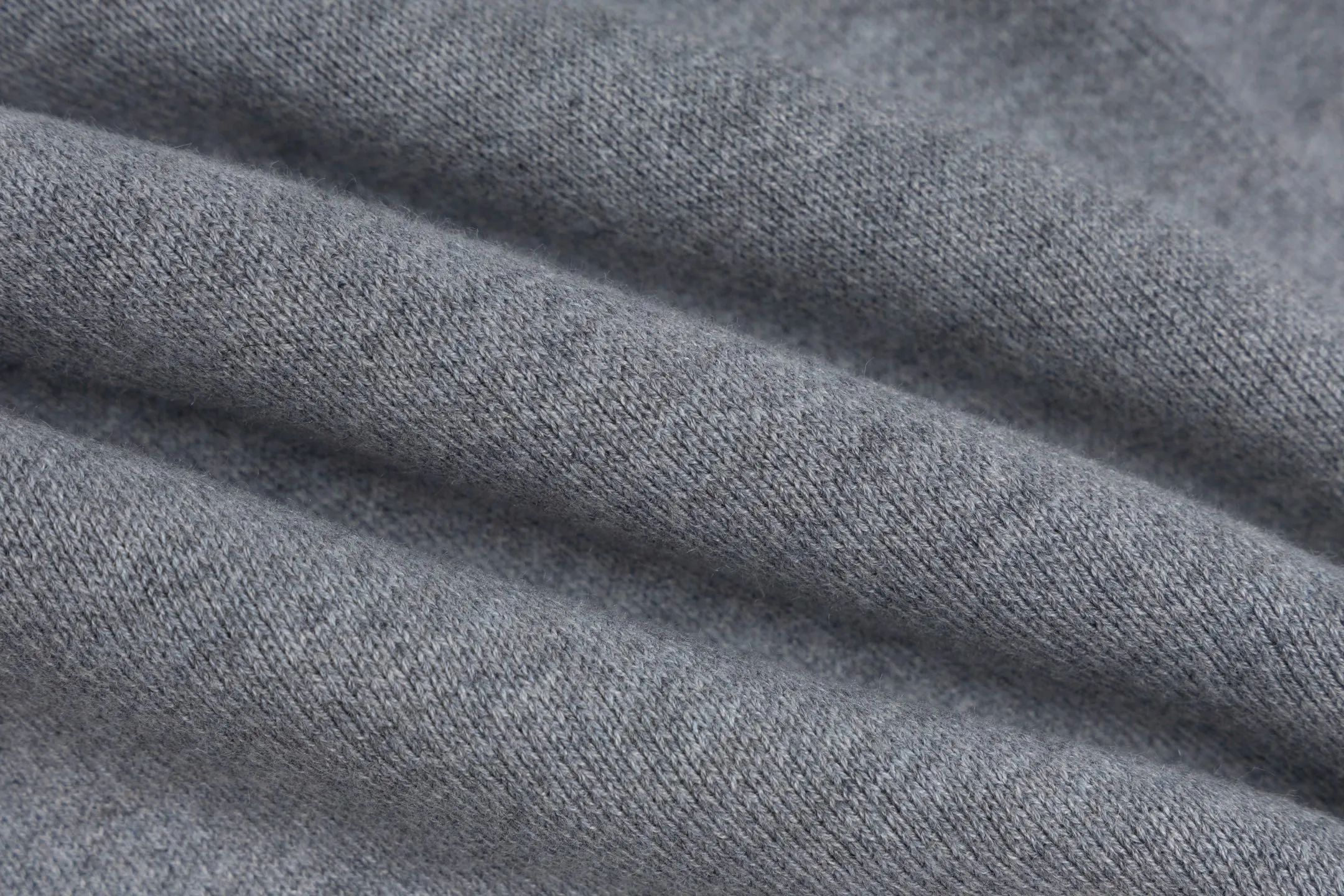 🅿️480 [Exclusive supply] CD 25FW presbyopic reversible cashmere trousers (grey) The fabric is made of imported cashmere yarn double-sided jacquard fabric and can be worn on both sides. The fabric uses monogram jacquard double weaving technology to present the brand's iconic presbyopia pattern, which combines luxurious texture with practical functions. Swiss machine embroidery stitching technology ensures every detail is exquisite and perfect, and the stitches are even and delicate. The classic straight-leg design subtly modifies the leg lines, making the upper body slim and elegant. Double-sided jacquard technology keeps both sides of the fabric flat and crisp, making it comfortable and layered. Selected high-quality cashmere yarn brings a soft and skin-friendly touch experience while having good warmth retention and breathability. The overall craftsmanship is exquisite, and high-end quality is reflected from fabric weaving to finished product sewing. It is an exquisite item that is both fashionable and practical. Size:S/M/L