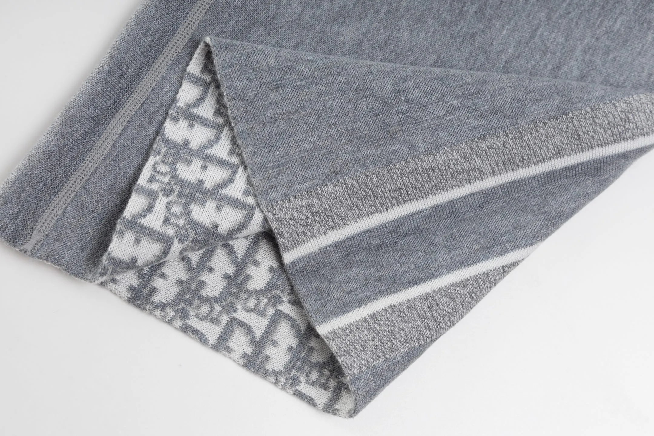 🅿️480 [Exclusive supply] CD 25FW presbyopic reversible cashmere trousers (grey) The fabric is made of imported cashmere yarn double-sided jacquard fabric and can be worn on both sides. The fabric uses monogram jacquard double weaving technology to present the brand's iconic presbyopia pattern, which combines luxurious texture with practical functions. Swiss machine embroidery stitching technology ensures every detail is exquisite and perfect, and the stitches are even and delicate. The classic straight-leg design subtly modifies the leg lines, making the upper body slim and elegant. Double-sided jacquard technology keeps both sides of the fabric flat and crisp, making it comfortable and layered. Selected high-quality cashmere yarn brings a soft and skin-friendly touch experience while having good warmth retention and breathability. The overall craftsmanship is exquisite, and high-end quality is reflected from fabric weaving to finished product sewing. It is an exquisite item that is both fashionable and practical. Size:S/M/L