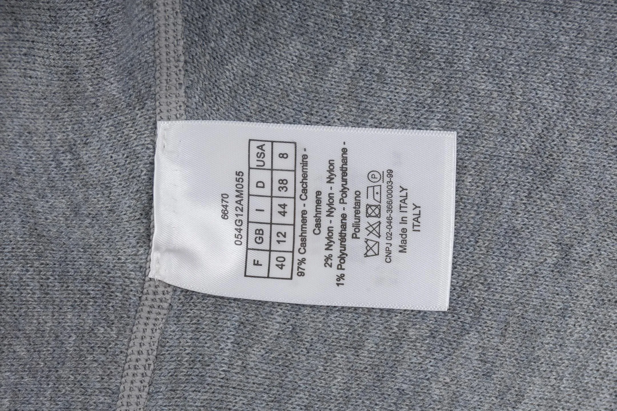 🅿️480 [Exclusive supply] CD 25FW presbyopic reversible cashmere trousers (grey) The fabric is made of imported cashmere yarn double-sided jacquard fabric and can be worn on both sides. The fabric uses monogram jacquard double weaving technology to present the brand's iconic presbyopia pattern, which combines luxurious texture with practical functions. Swiss machine embroidery stitching technology ensures every detail is exquisite and perfect, and the stitches are even and delicate. The classic straight-leg design subtly modifies the leg lines, making the upper body slim and elegant. Double-sided jacquard technology keeps both sides of the fabric flat and crisp, making it comfortable and layered. Selected high-quality cashmere yarn brings a soft and skin-friendly touch experience while having good warmth retention and breathability. The overall craftsmanship is exquisite, and high-end quality is reflected from fabric weaving to finished product sewing. It is an exquisite item that is both fashionable and practical. Size:S/M/L