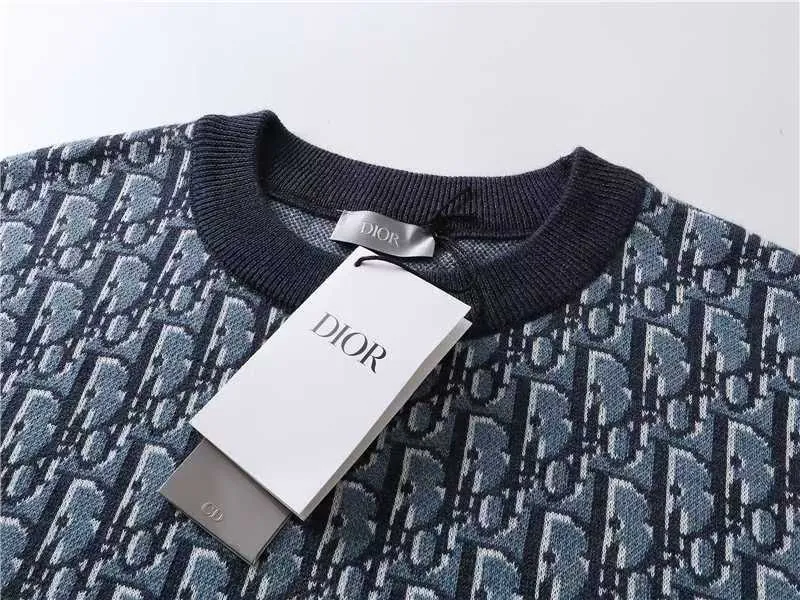 🅿️210 High-quality and new DIO Dior blue full-body jacquard woolen short-sleeves. Original purchase and development for 13,500. Oblique old-pattern jacquard woolen fabric. Super-fine 100% combed cotton. The weight, thickness, density, and similarity are highly determined by dyeing. 99%. In order to restore the original effect to the greatest extent, our large body fabrics are knitted using an ultra-fine 18-needle flat machine. It takes 195 minutes to knit a three-color jacquard weave to create one piece of clothing. The entire piece of clothing has almost no knots.  Original version, original customized accessories, collar label, wash mark and tag packaging (perfect details), size xs-l