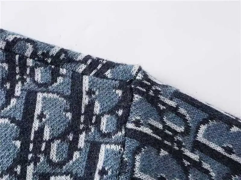🅿️210 High-quality and new DIO Dior blue full-body jacquard woolen short-sleeves. Original purchase and development for 13,500. Oblique old-pattern jacquard woolen fabric. Super-fine 100% combed cotton. The weight, thickness, density, and similarity are highly determined by dyeing. 99%. In order to restore the original effect to the greatest extent, our large body fabrics are knitted using an ultra-fine 18-needle flat machine. It takes 195 minutes to knit a three-color jacquard weave to create one piece of clothing. The entire piece of clothing has almost no knots.  Original version, original customized accessories, collar label, wash mark and tag packaging (perfect details), size xs-l