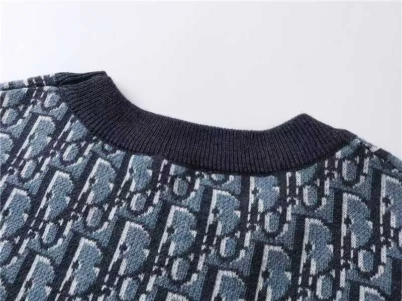 🅿️210 High-quality and new DIO Dior blue full-body jacquard woolen short-sleeves. Original purchase and development for 13,500. Oblique old-pattern jacquard woolen fabric. Super-fine 100% combed cotton. The weight, thickness, density, and similarity are highly determined by dyeing. 99%. In order to restore the original effect to the greatest extent, our large body fabrics are knitted using an ultra-fine 18-needle flat machine. It takes 195 minutes to knit a three-color jacquard weave to create one piece of clothing. The entire piece of clothing has almost no knots.  Original version, original customized accessories, collar label, wash mark and tag packaging (perfect details), size xs-l