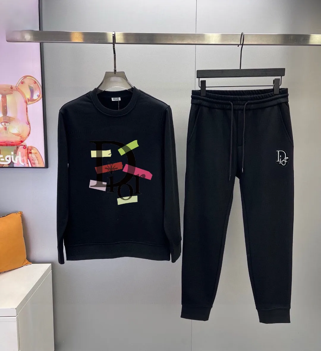 🅿️380 [DIOR Dior] (Fat Man’s Gospel) hot-selling suit is coming. Focus on the original version of the official website. 2025 new hot-selling sweatshirt suit. The original order is the best product. 🇭🇰The meticulous work of top designers is dedicated to a fitting and perfect upper body effect. All-natural high-quality Roman cotton 100%, close-fitting comfort, noble and elegant! Original hardware embodies elegance and nobility! Counter size: M-5XL (maximum wear up to 220 pounds)