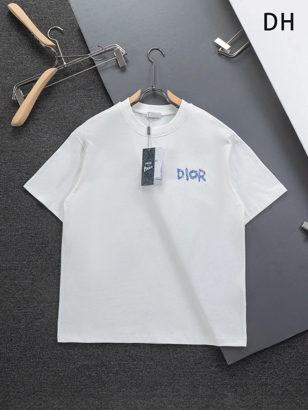 🅿️190 DIOR Dior Dior CD Micro-wide version S-XL Dior 26ss official website is always unbeatable Classic style Permanent boutique Counter timeless joint style Simple color letter printing logo on the chest + multiple color letter printing logo on the back Heavy craftsmanship Same style for men and women Short-sleeved T-shirt, cotton blended terry jersey fabric, original development This is from the 2025 beachwear limited series. The full-logo jacquard towel highlights the classic Obliave flower. It is matched with an S-shaped round neck and topstitching. It is unique. The whole body is decorated with obliqve jacquard. The ribbed round neck is matched with V-shaped topstitching. Customized accessories. The whole body is customized and developed according to the Y-panel... Complete with three standards, it can control various styles and pay tribute to Dior's historic year! Coupled with the blessing of full-flower cotton material, both the upper body comfort and the existence are unparalleled. It can be said to be a must-have companion in summer. The excellent breathability and comfortable wearing feeling are unparalleled~ Recommended! ! Same style for men and women! Color: Black White Size: S-XL Size chart: S: Shoulder width 50-Bust 56-Length 70 M: Shoulder width 52-Bust 57-Length 72 L: Shoulder width 54-Bust 59-Length 74 XL: Shoulder width 56-Bust 62-Length 76