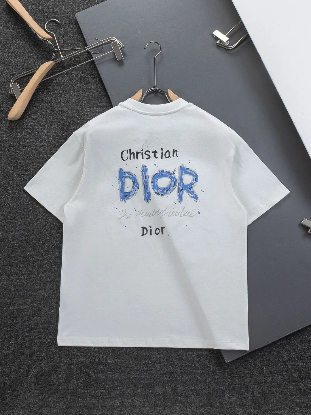 🅿️190 DIOR Dior Dior CD Micro-wide version S-XL Dior 26ss official website is always unbeatable Classic style Permanent boutique Counter timeless joint style Simple color letter printing logo on the chest + multiple color letter printing logo on the back Heavy craftsmanship Same style for men and women Short-sleeved T-shirt, cotton blended terry jersey fabric, original development This is from the 2025 beachwear limited series. The full-logo jacquard towel highlights the classic Obliave flower. It is matched with an S-shaped round neck and topstitching. It is unique. The whole body is decorated with obliqve jacquard. The ribbed round neck is matched with V-shaped topstitching. Customized accessories. The whole body is customized and developed according to the Y-panel... Complete with three standards, it can control various styles and pay tribute to Dior's historic year! Coupled with the blessing of full-flower cotton material, both the upper body comfort and the existence are unparalleled. It can be said to be a must-have companion in summer. The excellent breathability and comfortable wearing feeling are unparalleled~ Recommended! ! Same style for men and women! Color: Black White Size: S-XL Size chart: S: Shoulder width 50-Bust 56-Length 70 M: Shoulder width 52-Bust 57-Length 72 L: Shoulder width 54-Bust 59-Length 74 XL: Shoulder width 56-Bust 62-Length 76