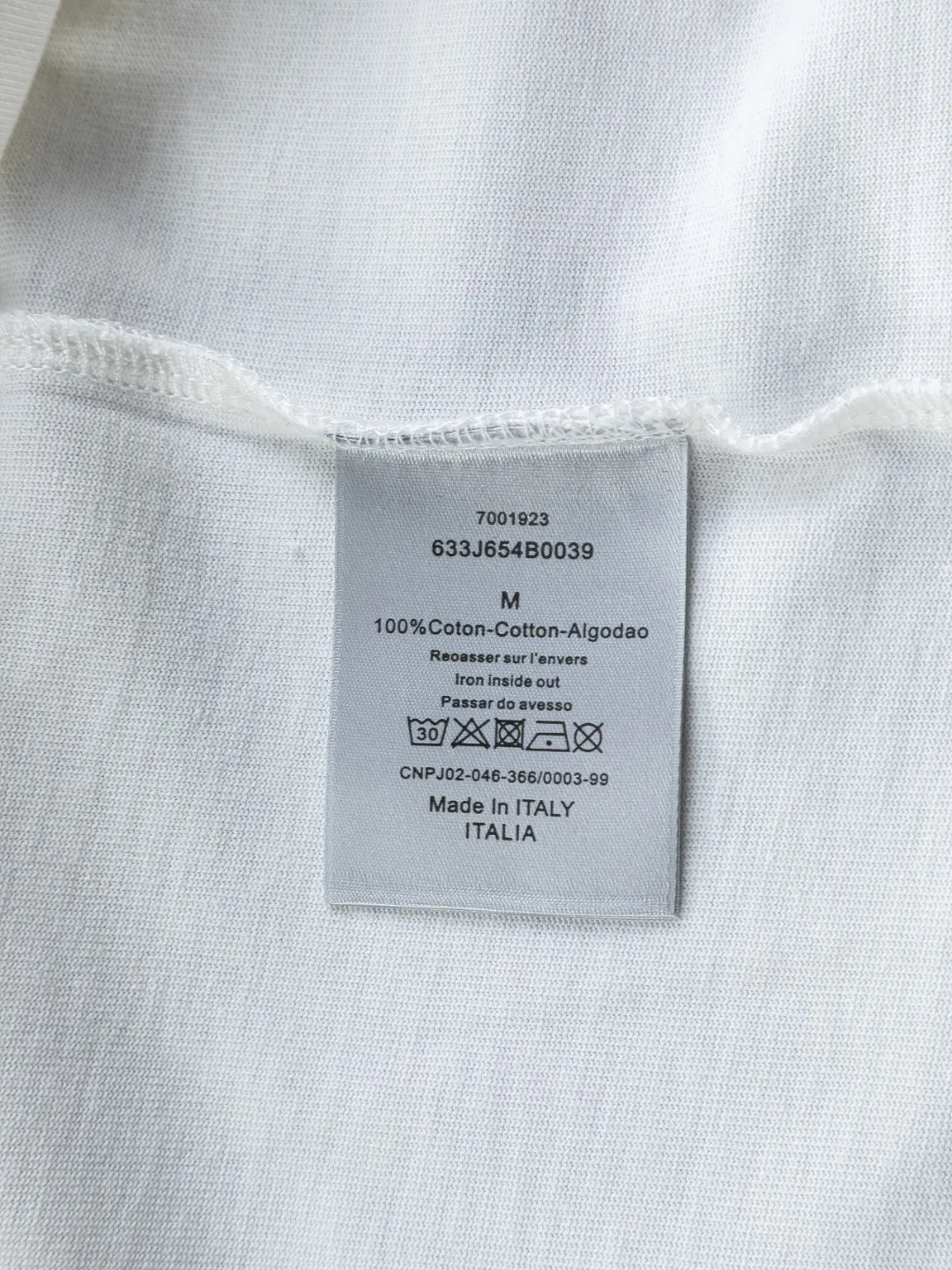 🅿️190 DIOR Dior Dior CD Micro-wide version S-XL Dior 26ss official website is always unbeatable Classic style Permanent boutique Counter timeless joint style Simple color letter printing logo on the chest + multiple color letter printing logo on the back Heavy craftsmanship Same style for men and women Short-sleeved T-shirt, cotton blended terry jersey fabric, original development This is from the 2025 beachwear limited series. The full-logo jacquard towel highlights the classic Obliave flower. It is matched with an S-shaped round neck and topstitching. It is unique. The whole body is decorated with obliqve jacquard. The ribbed round neck is matched with V-shaped topstitching. Customized accessories. The whole body is customized and developed according to the Y-panel... Complete with three standards, it can control various styles and pay tribute to Dior's historic year! Coupled with the blessing of full-flower cotton material, both the upper body comfort and the existence are unparalleled. It can be said to be a must-have companion in summer. The excellent breathability and comfortable wearing feeling are unparalleled~ Recommended! ! Same style for men and women! Color: Black White Size: S-XL Size chart: S: Shoulder width 50-Bust 56-Length 70 M: Shoulder width 52-Bust 57-Length 72 L: Shoulder width 54-Bust 59-Length 74 XL: Shoulder width 56-Bust 62-Length 76