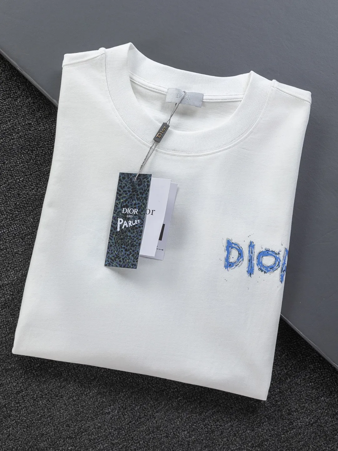 🅿️190 DIOR Dior Dior CD Micro-wide version S-XL Dior 26ss official website is always unbeatable Classic style Permanent boutique Counter timeless joint style Simple color letter printing logo on the chest + multiple color letter printing logo on the back Heavy craftsmanship Same style for men and women Short-sleeved T-shirt, cotton blended terry jersey fabric, original development This is from the 2025 beachwear limited series. The full-logo jacquard towel highlights the classic Obliave flower. It is matched with an S-shaped round neck and topstitching. It is unique. The whole body is decorated with obliqve jacquard. The ribbed round neck is matched with V-shaped topstitching. Customized accessories. The whole body is customized and developed according to the Y-panel... Complete with three standards, it can control various styles and pay tribute to Dior's historic year! Coupled with the blessing of full-flower cotton material, both the upper body comfort and the existence are unparalleled. It can be said to be a must-have companion in summer. The excellent breathability and comfortable wearing feeling are unparalleled~ Recommended! ! Same style for men and women! Color: Black White Size: S-XL Size chart: S: Shoulder width 50-Bust 56-Length 70 M: Shoulder width 52-Bust 57-Length 72 L: Shoulder width 54-Bust 59-Length 74 XL: Shoulder width 56-Bust 62-Length 76