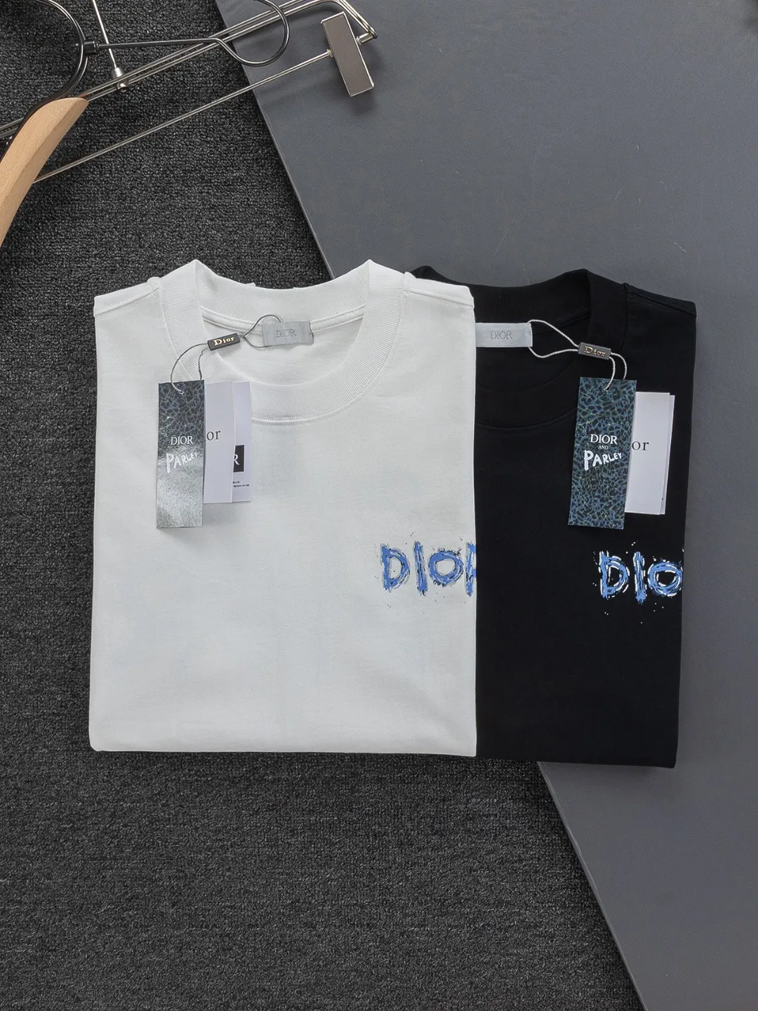 🅿️190 DIOR Dior Dior CD Micro-wide version S-XL Dior 26ss official website is always unbeatable Classic style Permanent boutique Counter timeless joint style Simple color letter printing logo on the chest + multiple color letter printing logo on the back Heavy craftsmanship Same style for men and women Short-sleeved T-shirt, cotton blended terry jersey fabric, original development This is from the 2025 beachwear limited series. The full-logo jacquard towel highlights the classic Obliave flower. It is matched with an S-shaped round neck and topstitching. It is unique. The whole body is decorated with obliqve jacquard. The ribbed round neck is matched with V-shaped topstitching. Customized accessories. The whole body is customized and developed according to the Y-panel... Complete with three standards, it can control various styles and pay tribute to Dior's historic year! Coupled with the blessing of full-flower cotton material, both the upper body comfort and the existence are unparalleled. It can be said to be a must-have companion in summer. The excellent breathability and comfortable wearing feeling are unparalleled~ Recommended! ! Same style for men and women! Color: Black White Size: S-XL Size chart: S: Shoulder width 50-Bust 56-Length 70 M: Shoulder width 52-Bust 57-Length 72 L: Shoulder width 54-Bust 59-Length 74 XL: Shoulder width 56-Bust 62-Length 76