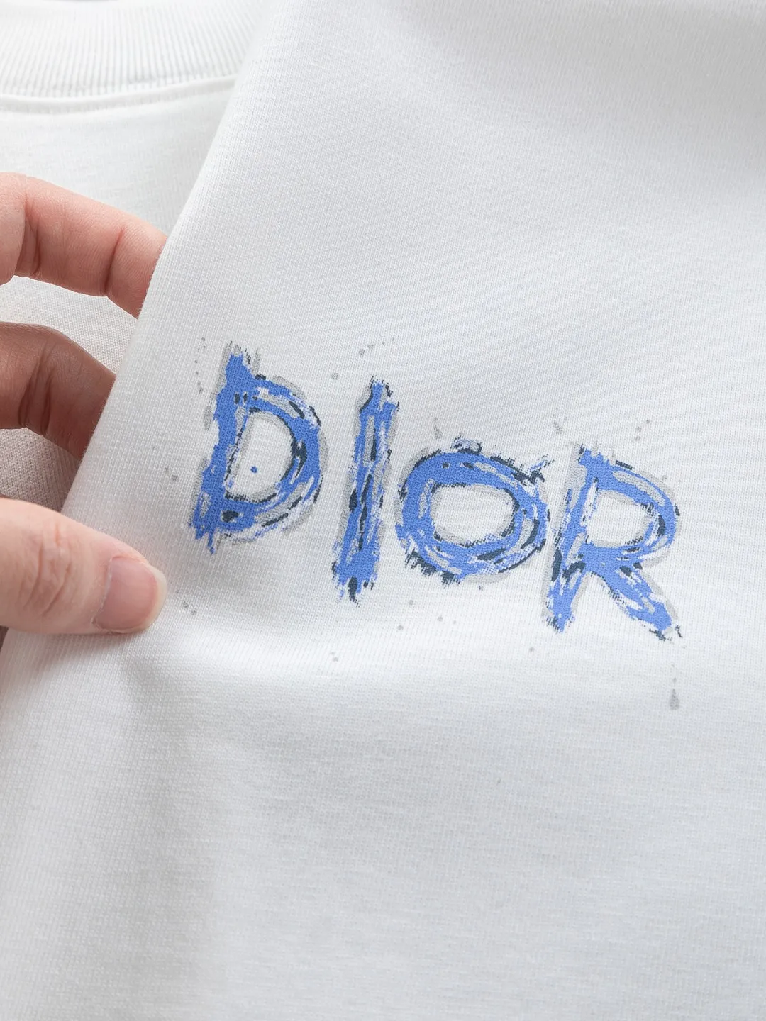 🅿️190 DIOR Dior Dior CD Micro-wide version S-XL Dior 26ss official website is always unbeatable Classic style Permanent boutique Counter timeless joint style Simple color letter printing logo on the chest + multiple color letter printing logo on the back Heavy craftsmanship Same style for men and women Short-sleeved T-shirt, cotton blended terry jersey fabric, original development This is from the 2025 beachwear limited series. The full-logo jacquard towel highlights the classic Obliave flower. It is matched with an S-shaped round neck and topstitching. It is unique. The whole body is decorated with obliqve jacquard. The ribbed round neck is matched with V-shaped topstitching. Customized accessories. The whole body is customized and developed according to the Y-panel... Complete with three standards, it can control various styles and pay tribute to Dior's historic year! Coupled with the blessing of full-flower cotton material, both the upper body comfort and the existence are unparalleled. It can be said to be a must-have companion in summer. The excellent breathability and comfortable wearing feeling are unparalleled~ Recommended! ! Same style for men and women! Color: Black White Size: S-XL Size chart: S: Shoulder width 50-Bust 56-Length 70 M: Shoulder width 52-Bust 57-Length 72 L: Shoulder width 54-Bust 59-Length 74 XL: Shoulder width 56-Bust 62-Length 76
