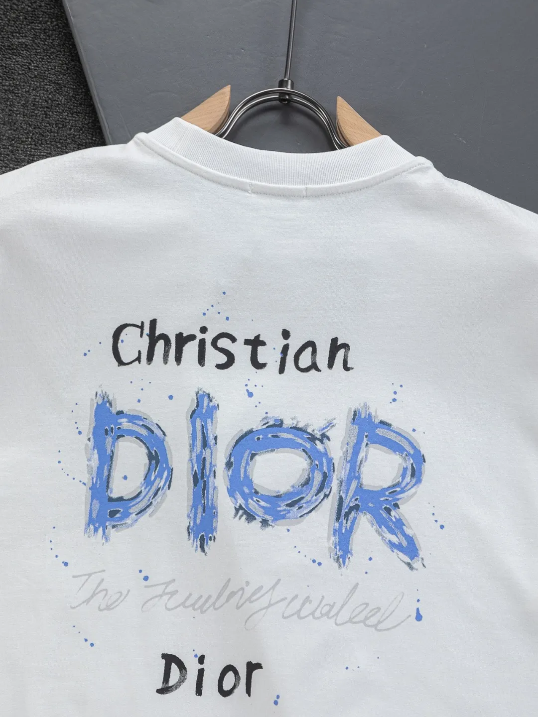 🅿️190 DIOR Dior Dior CD Micro-wide version S-XL Dior 26ss official website is always unbeatable Classic style Permanent boutique Counter timeless joint style Simple color letter printing logo on the chest + multiple color letter printing logo on the back Heavy craftsmanship Same style for men and women Short-sleeved T-shirt, cotton blended terry jersey fabric, original development This is from the 2025 beachwear limited series. The full-logo jacquard towel highlights the classic Obliave flower. It is matched with an S-shaped round neck and topstitching. It is unique. The whole body is decorated with obliqve jacquard. The ribbed round neck is matched with V-shaped topstitching. Customized accessories. The whole body is customized and developed according to the Y-panel... Complete with three standards, it can control various styles and pay tribute to Dior's historic year! Coupled with the blessing of full-flower cotton material, both the upper body comfort and the existence are unparalleled. It can be said to be a must-have companion in summer. The excellent breathability and comfortable wearing feeling are unparalleled~ Recommended! ! Same style for men and women! Color: Black White Size: S-XL Size chart: S: Shoulder width 50-Bust 56-Length 70 M: Shoulder width 52-Bust 57-Length 72 L: Shoulder width 54-Bust 59-Length 74 XL: Shoulder width 56-Bust 62-Length 76