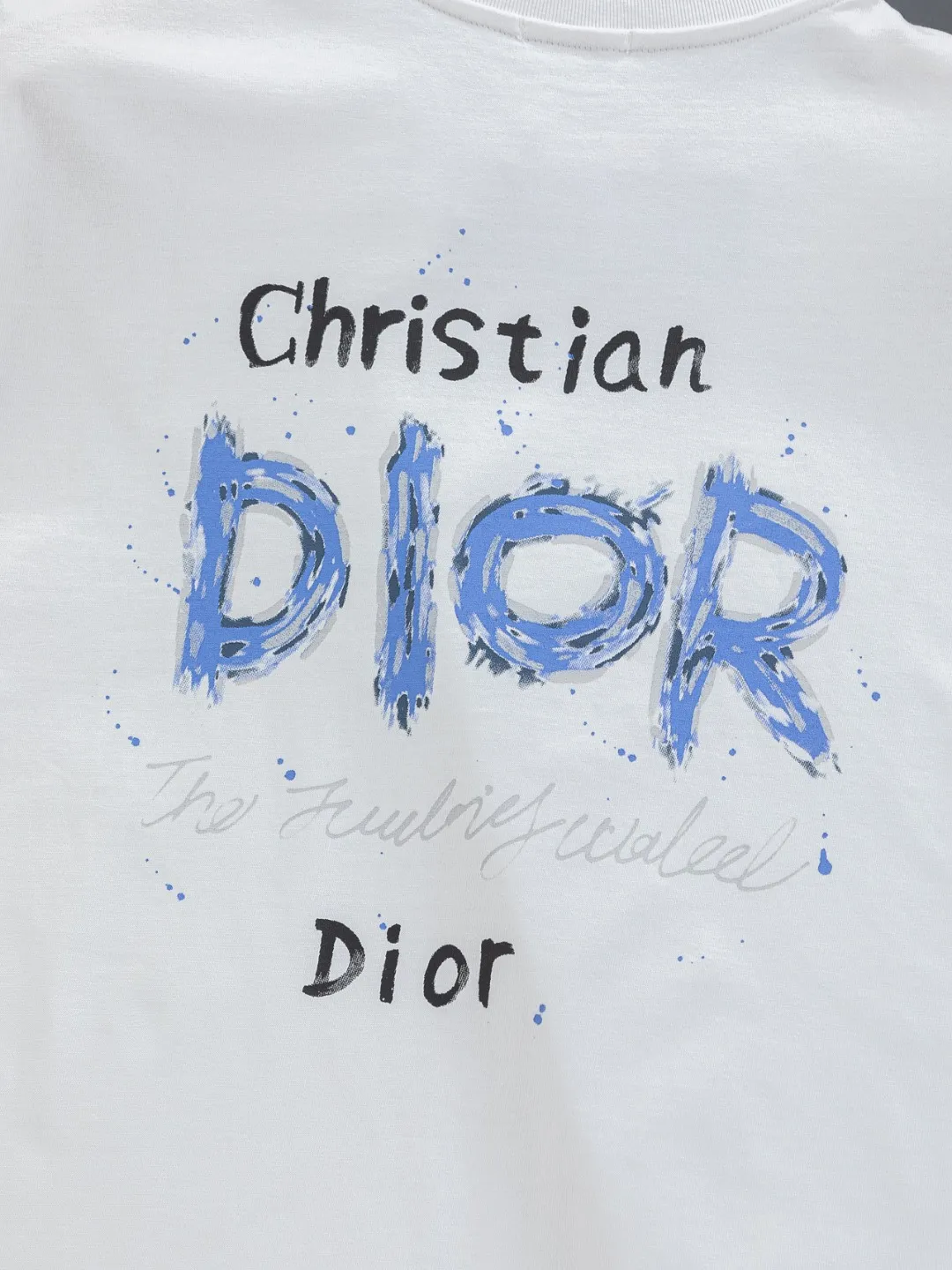 🅿️190 DIOR Dior Dior CD Micro-wide version S-XL Dior 26ss official website is always unbeatable Classic style Permanent boutique Counter timeless joint style Simple color letter printing logo on the chest + multiple color letter printing logo on the back Heavy craftsmanship Same style for men and women Short-sleeved T-shirt, cotton blended terry jersey fabric, original development This is from the 2025 beachwear limited series. The full-logo jacquard towel highlights the classic Obliave flower. It is matched with an S-shaped round neck and topstitching. It is unique. The whole body is decorated with obliqve jacquard. The ribbed round neck is matched with V-shaped topstitching. Customized accessories. The whole body is customized and developed according to the Y-panel... Complete with three standards, it can control various styles and pay tribute to Dior's historic year! Coupled with the blessing of full-flower cotton material, both the upper body comfort and the existence are unparalleled. It can be said to be a must-have companion in summer. The excellent breathability and comfortable wearing feeling are unparalleled~ Recommended! ! Same style for men and women! Color: Black White Size: S-XL Size chart: S: Shoulder width 50-Bust 56-Length 70 M: Shoulder width 52-Bust 57-Length 72 L: Shoulder width 54-Bust 59-Length 74 XL: Shoulder width 56-Bust 62-Length 76