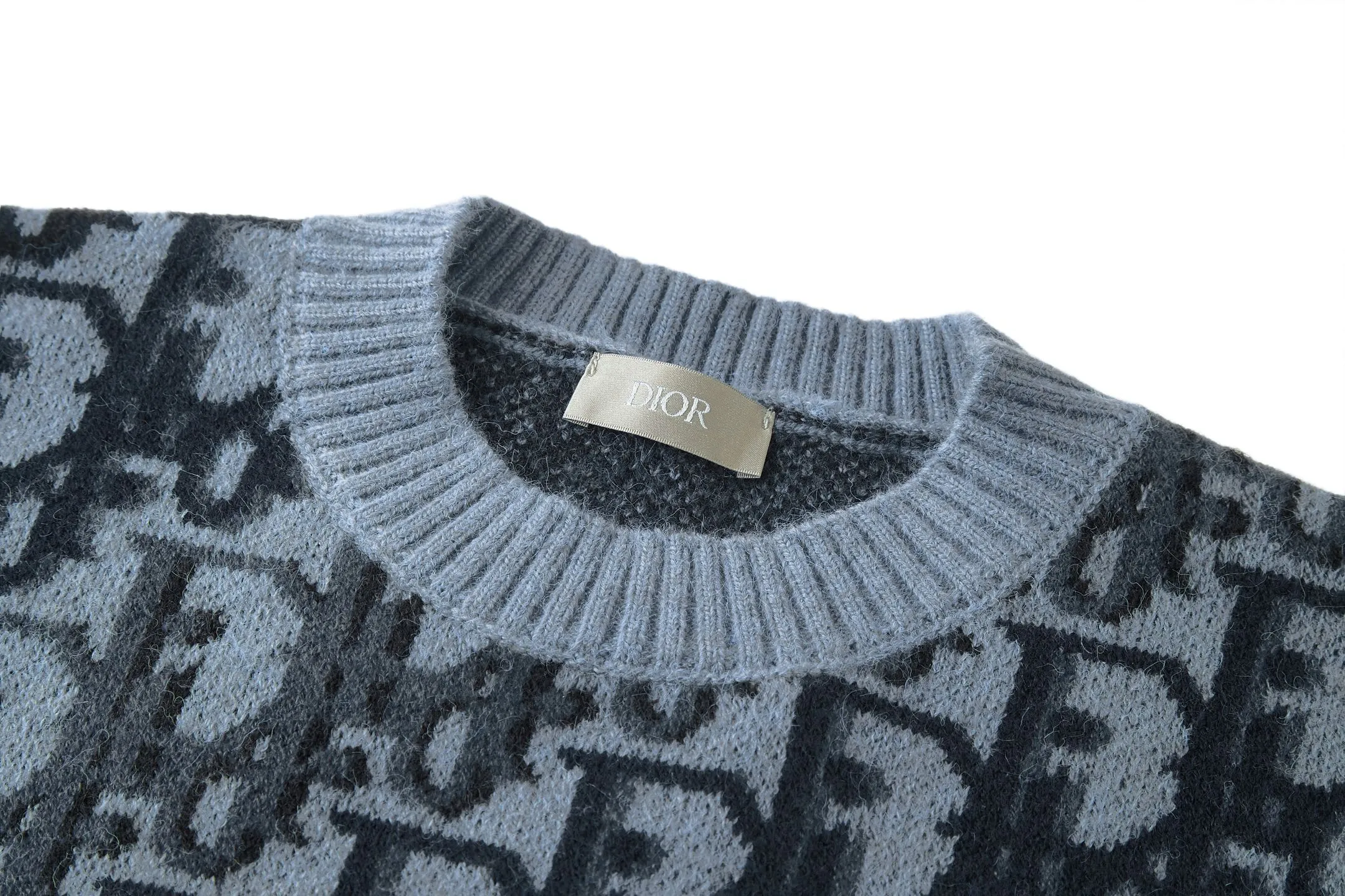 🅿️440 CD 26SS Oblique all-over jacquard crew neck sweater (blue). The original version was purchased for 15,000 and developed. The fabric is made of 55% merino wool and 45% cotton yarn. This fabric is soft on the upper body, not close to the body, and is very comfortable to wear both outside and inside. The 7-needle machine mouth is used for jacquard craftsmanship, and each color is aligned and dyed on the board. Garment washing - removes wool impurities - fixes the fit - adds hand feel. This sweater is new to the Spring 2026 men's collection and highlights Dior's classic Oblique print. Crafted from blue sheep's wool with multi-color accents throughout. The bold Oblique print features a ribbed crew neck, cuffs and hem. The all-over pattern reflects Dior's elegance, and the colorful graphic style can enhance any outfit. Trimmed with multi-color Oblique printed ribbed crew neck, cuffs and hem 100% sheep wool throughout. Size:S-M-L-XL