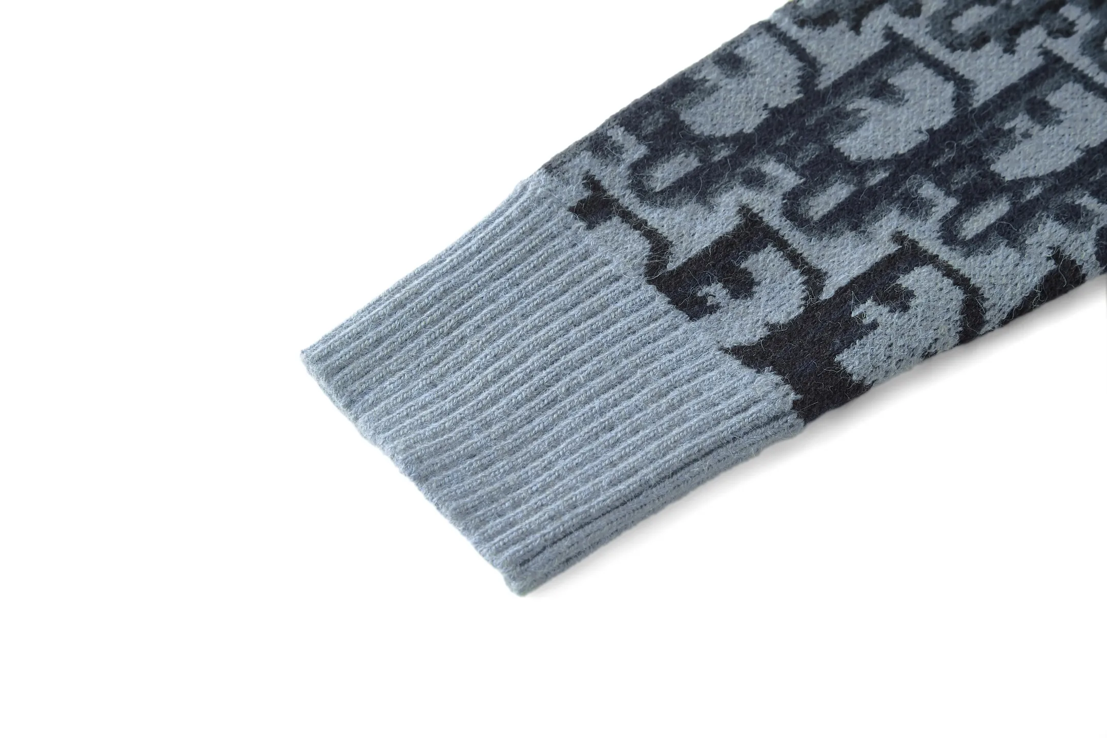 🅿️440 CD 26SS Oblique all-over jacquard crew neck sweater (blue). The original version was purchased for 15,000 and developed. The fabric is made of 55% merino wool and 45% cotton yarn. This fabric is soft on the upper body, not close to the body, and is very comfortable to wear both outside and inside. The 7-needle machine mouth is used for jacquard craftsmanship, and each color is aligned and dyed on the board. Garment washing - removes wool impurities - fixes the fit - adds hand feel. This sweater is new to the Spring 2026 men's collection and highlights Dior's classic Oblique print. Crafted from blue sheep's wool with multi-color accents throughout. The bold Oblique print features a ribbed crew neck, cuffs and hem. The all-over pattern reflects Dior's elegance, and the colorful graphic style can enhance any outfit. Trimmed with multi-color Oblique printed ribbed crew neck, cuffs and hem 100% sheep wool throughout. Size:S-M-L-XL