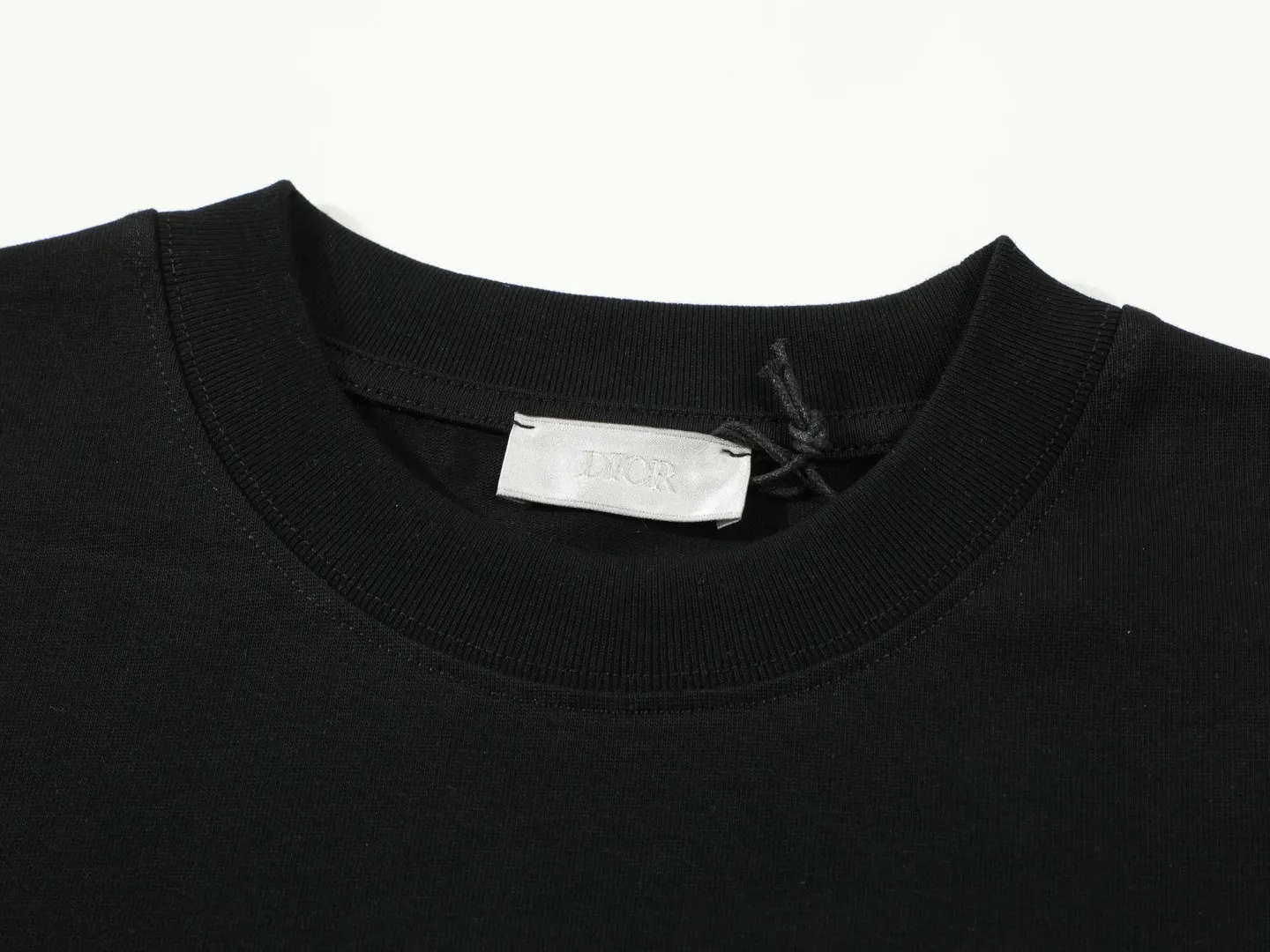 🅿️160 DIOR Dior letter embroidery LOGO‼ ️Short-sleeved T-shirt® *Customized 280g cotton fabric, the fabric is soft, skin-friendly and comfortable *Laminated letter logo on the front *A very simple and elegant one that is unparalleled in terms of upper body comfort, interpreting your luxury and taste, and creating your fashionable charm. ⚠️Washing method: It is recommended to dry clean or wrap the reverse side in a laundry bag and machine wash it quickly in cold water and let it dry naturally! ⚠️ Unisex style 𝐂𝐎𝐋𝐎𝐔𝐑: White Black 𝐒𝐈𝐙𝐄: S-XL